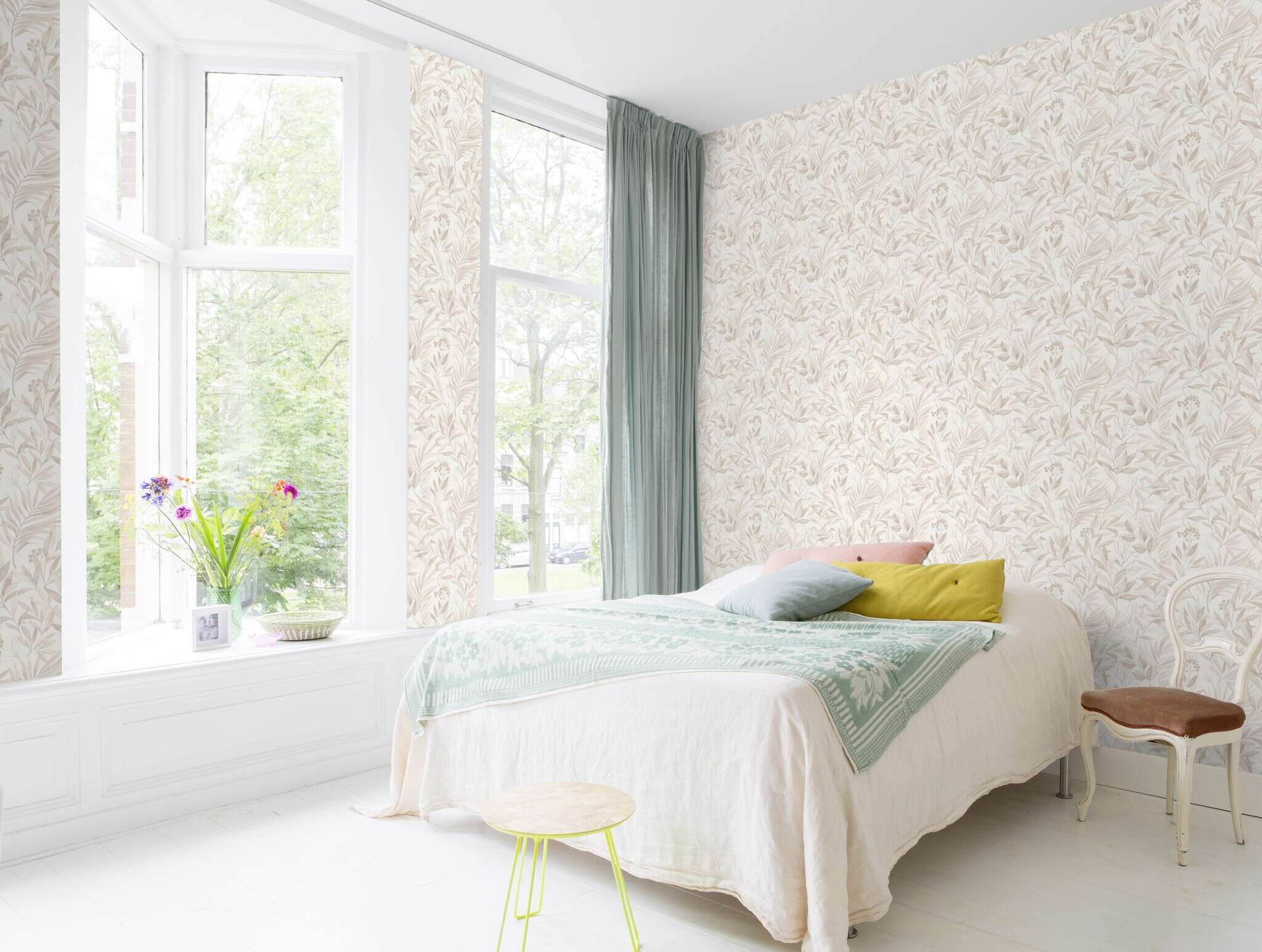 10-286069 Raumsituationen 5 Room with Subtle wallpaper with delicate leaves in natural colours on a light background – ideal for a gentle room effect