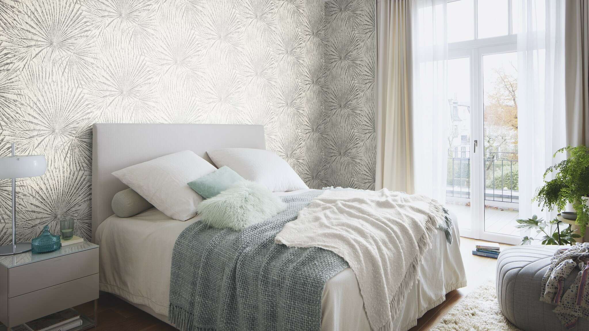 10-555738 Raumsituationen 3 Room with Wallpaper with drawn palm fronds in shabby chic style