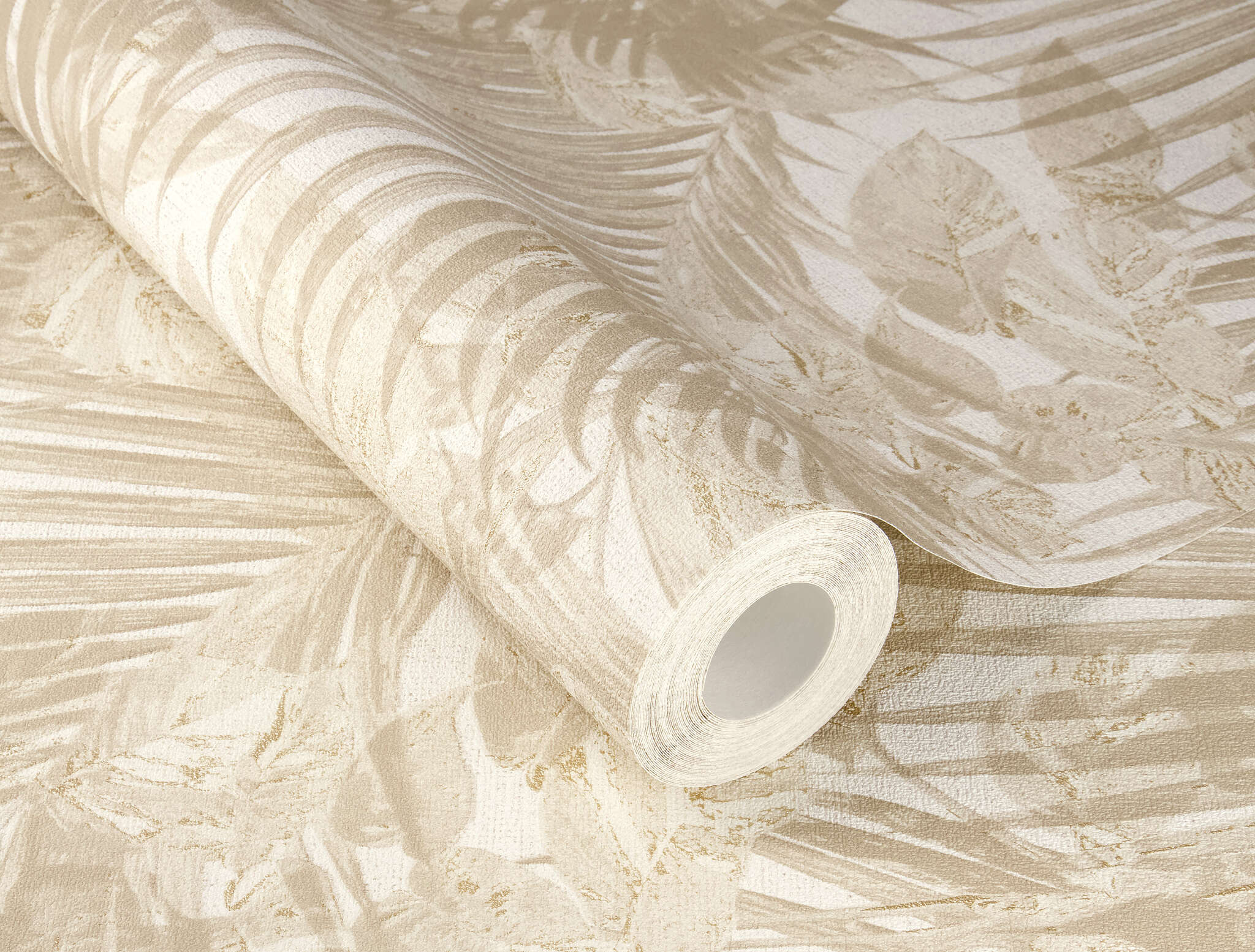 Vliestapete mit Palmenmotiv in Beige 600131 Detailaufnahme Detailed image of Tropical wallpaper with palm leaves and monstera