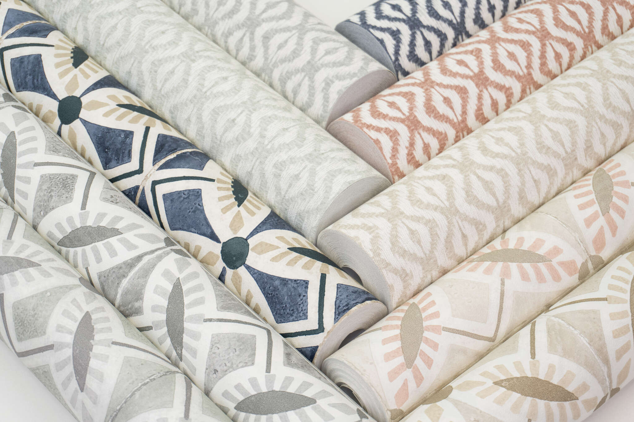 10-410266 Detailaufnahmen 2 Detailed image of Beige non-woven wallpaper with a geometric pattern in the style of antique cement tiles – harmonious and warm.