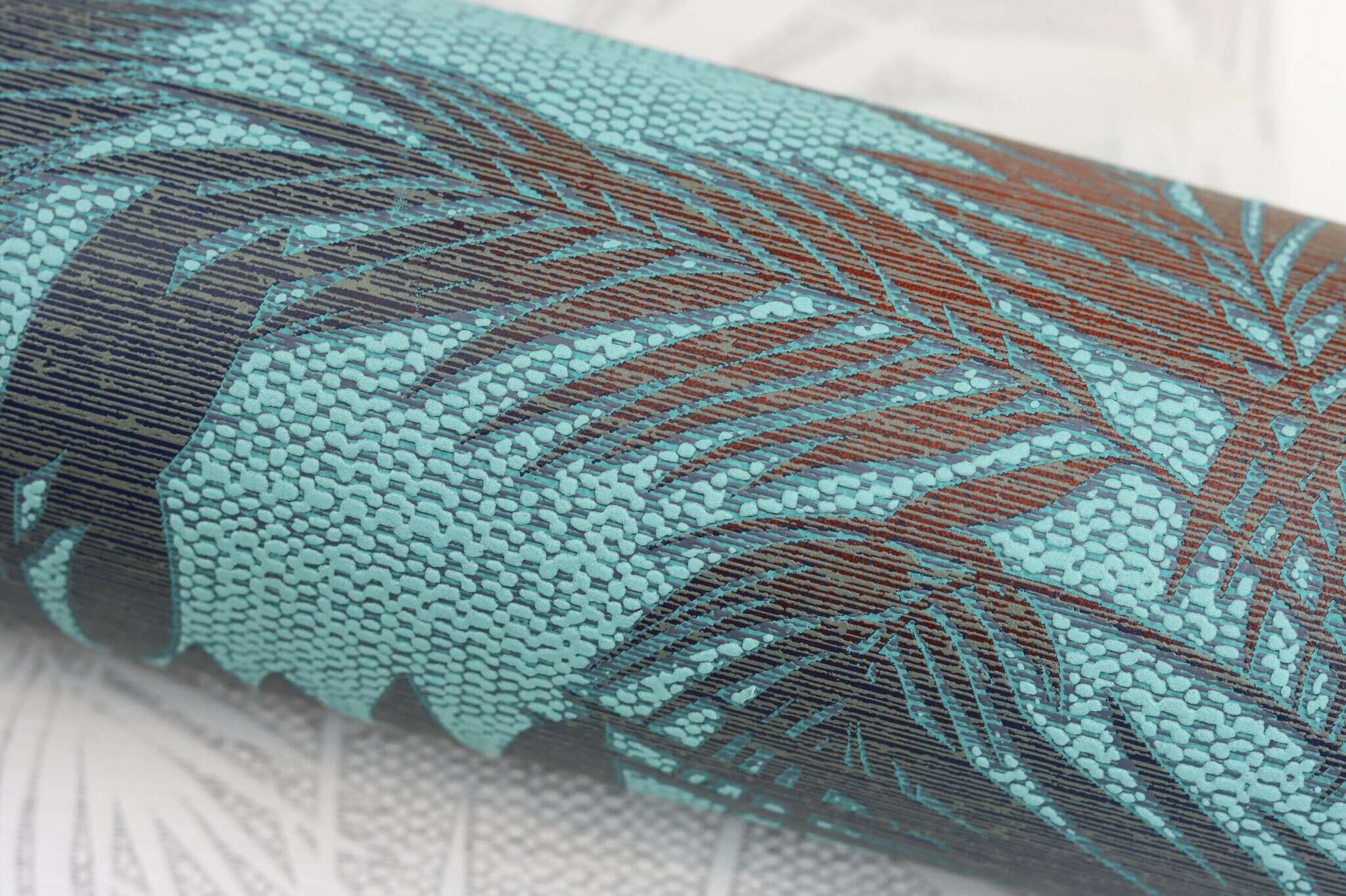 10-704143 Detailaufnahmen 4 Palm leaves non-woven wallpaper in turquoise 704143