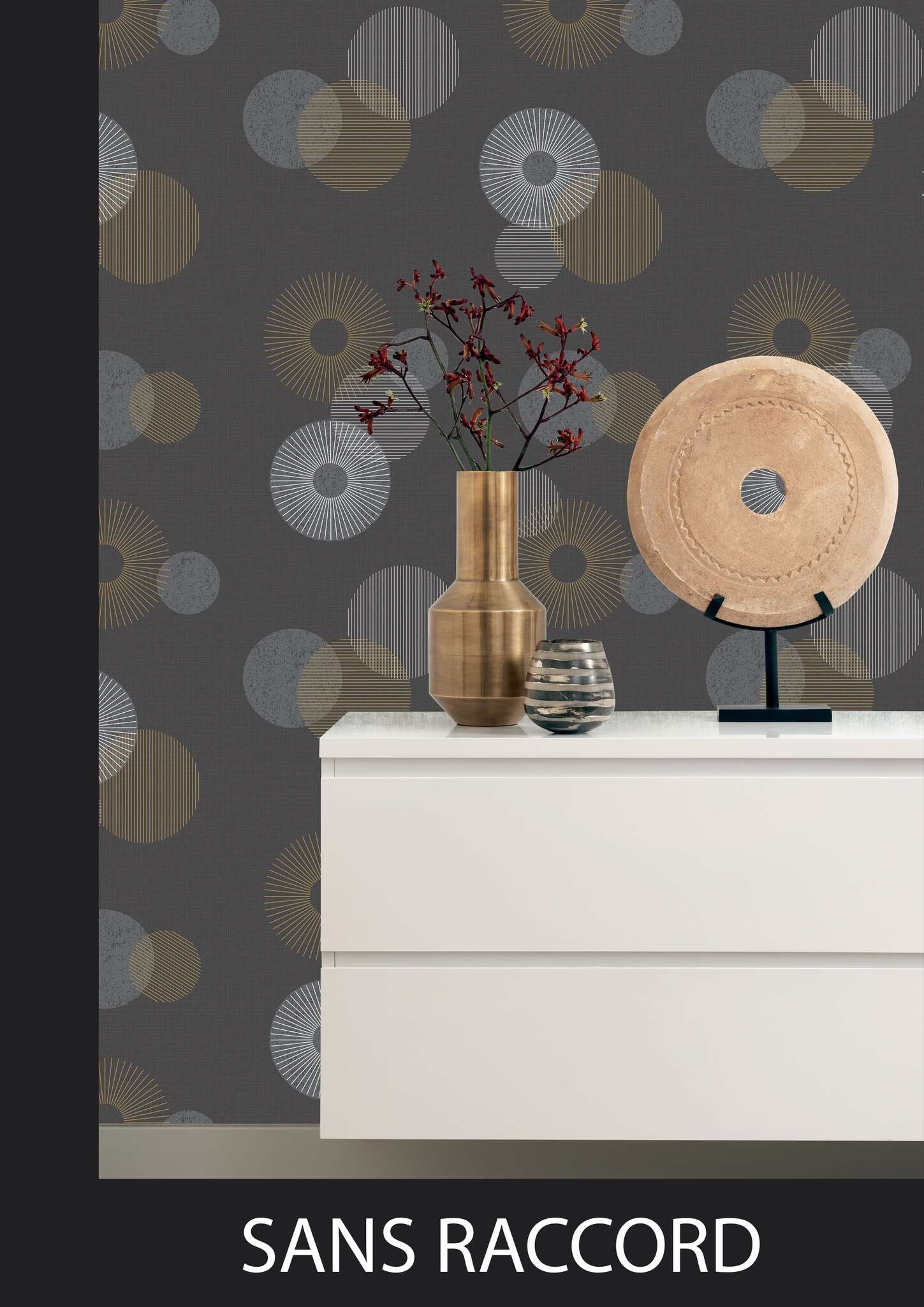 10-311501 Raumsituationen 3 Room with Dark wallpaper with a graphic pattern of circles in various sizes in grey, gold and copper