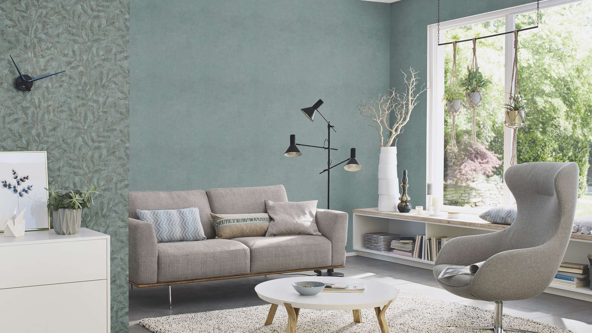 10-315042 Raumsituationen 2 Room with Eye-catching wallpaper with shiny leaf embossing in bold petrol blue – modern, expressive and full of character.