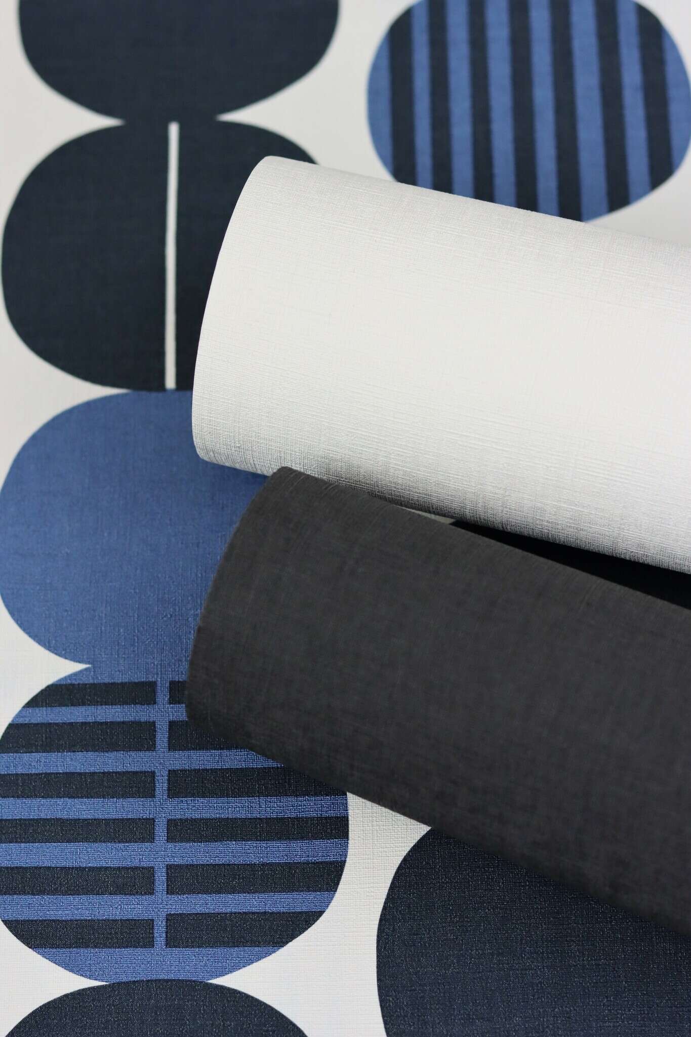 10-539745 Detailaufnahmen 5 Circles non-woven wallpaper in blue-dark blue Selection 539745