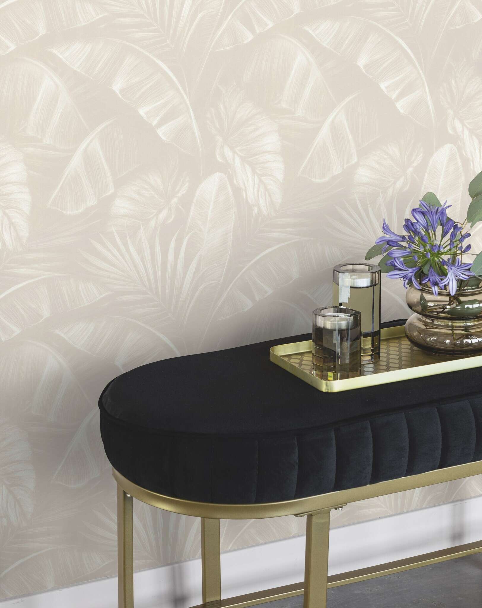 10-286595 Raumsituationen 5 Room with Subtle tropical wallpaper with stylised palm leaves in tone-on-tone beige for a calm and natural room effect