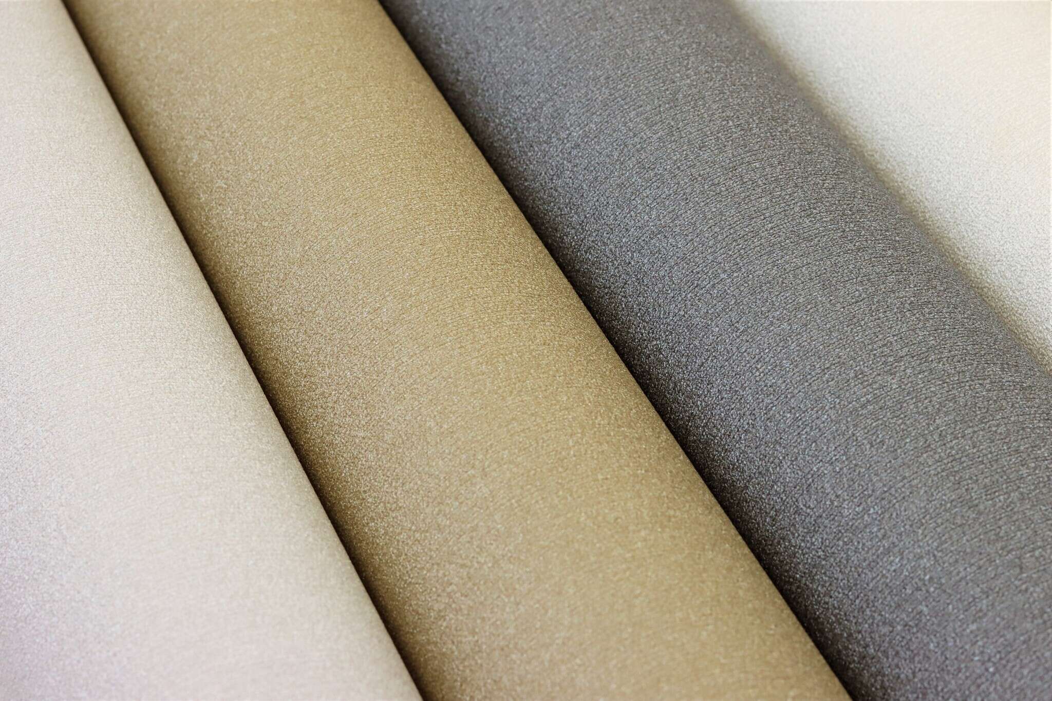 10-441611 Detailaufnahmen 1 Image détaillée de Papier peint intissé uni gris moyen avec une surface finement rainurée.