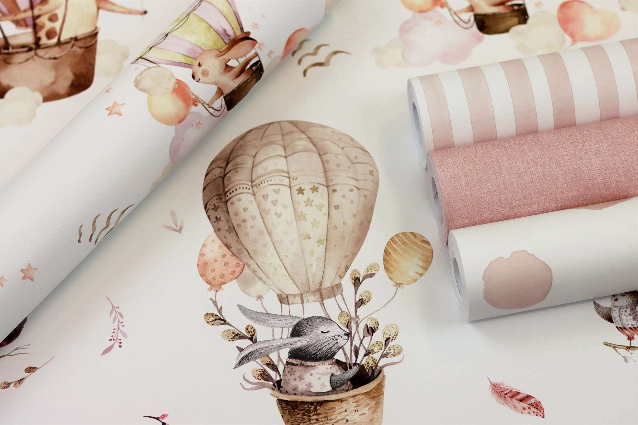 10-300529 Detailaufnahmen 2 Image détaillée de Papier peint enchanteur pour enfants avec des montgolfières et des motifs animaliers dans des tons roses