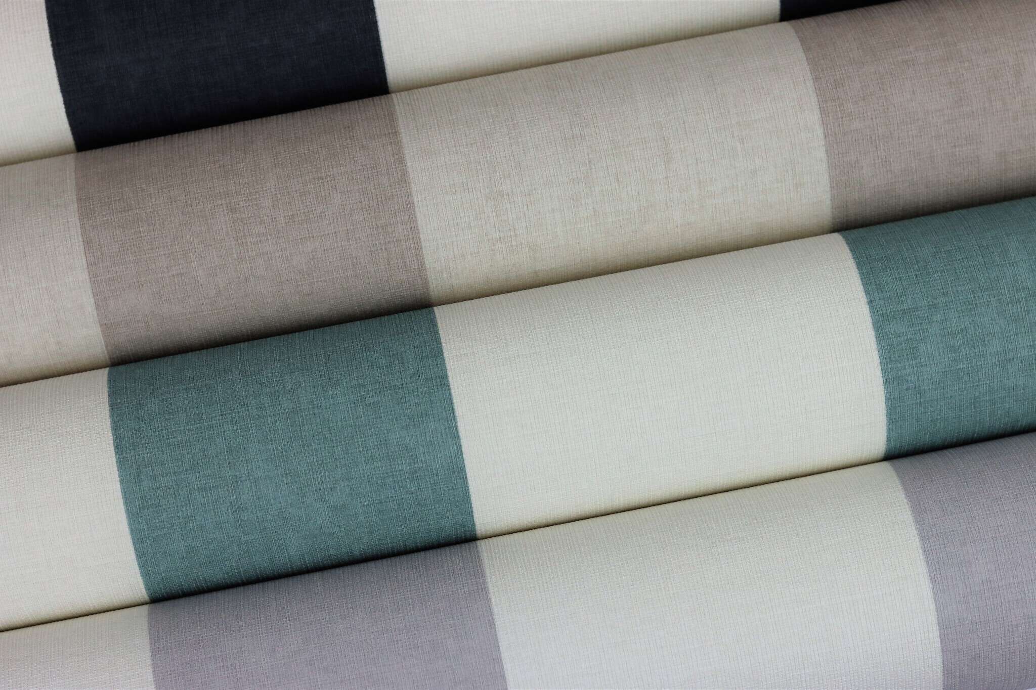 10-485448 Detailaufnahmen 2 Detailed image of Wallpaper with block stripes and linen texture