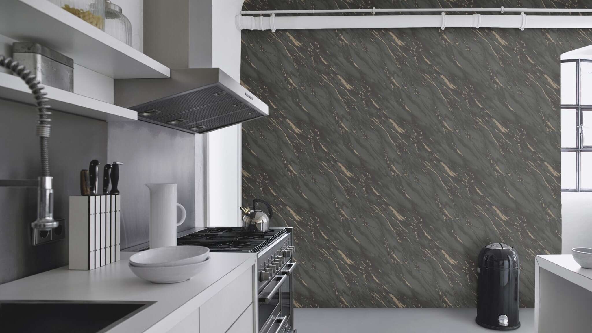 10-200157 Raumsituationen 3 Room with Luxurious wallpaper in anthracite and black with striking golden marble elements