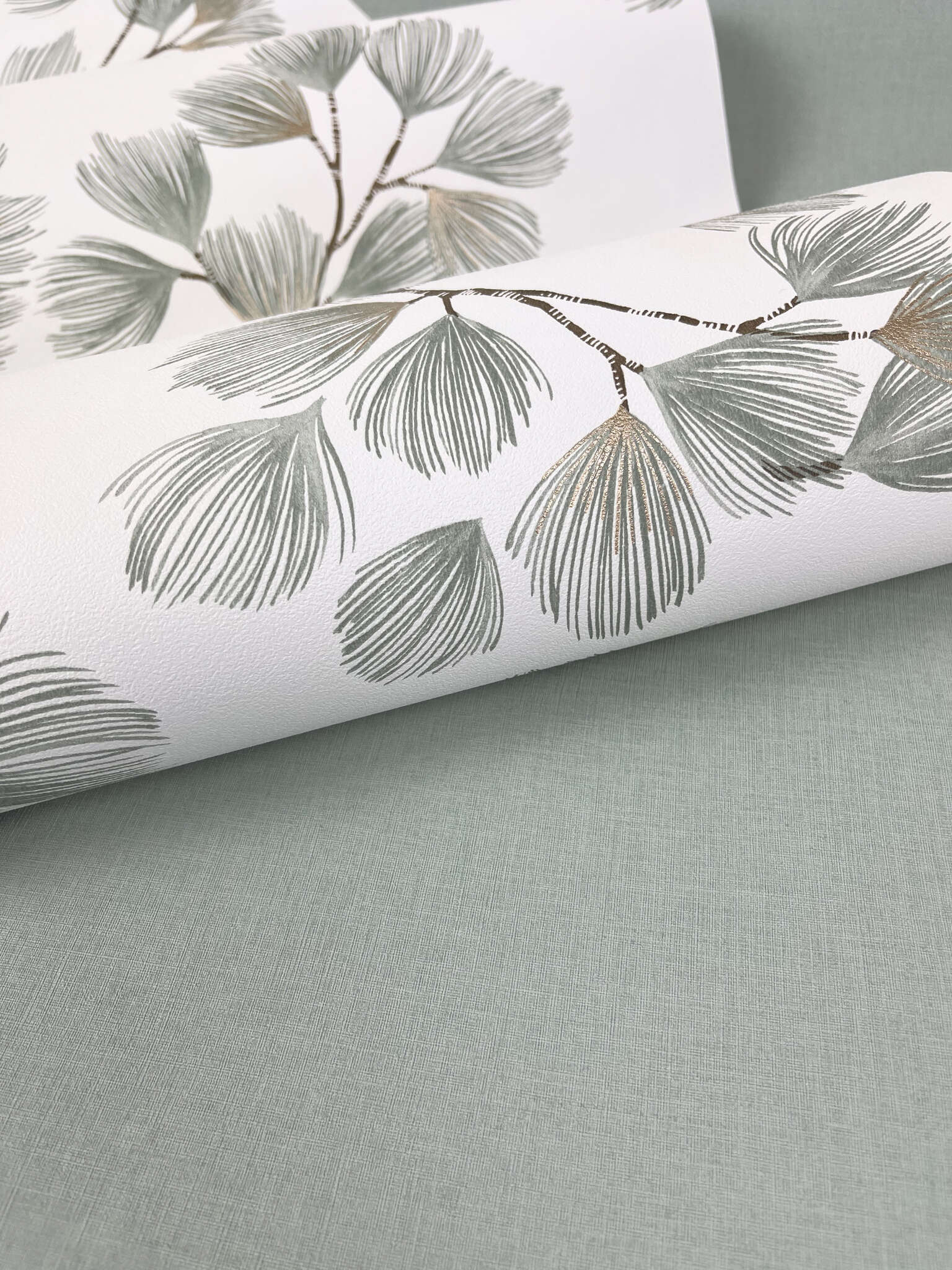 10-866902 Detailaufnahmen 1 Detailed image of Wallpaper with branches and gold accents