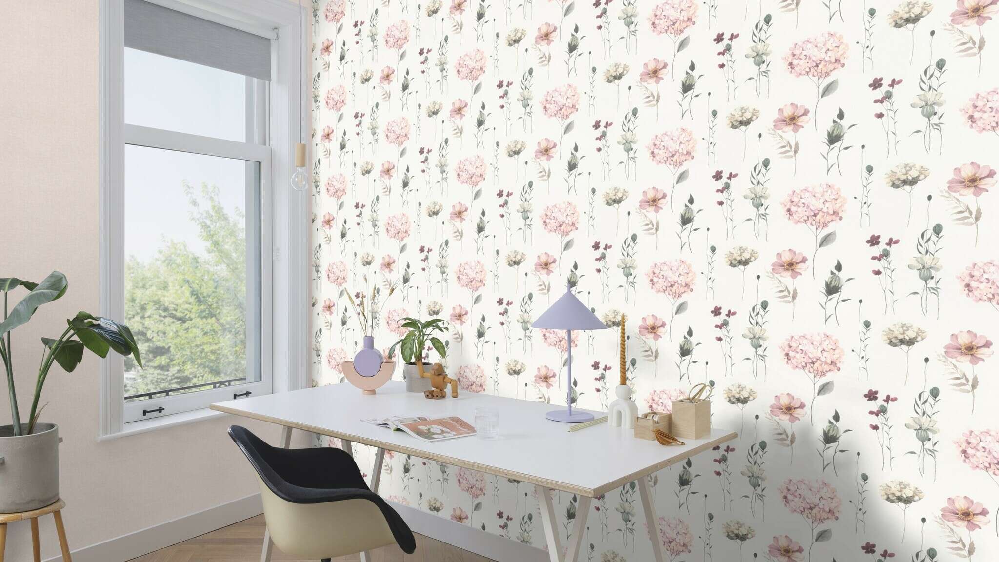 10-252811 Raumsituationen 4 Room with Smooth rose-coloured wallpaper for a soft, harmonious room effect