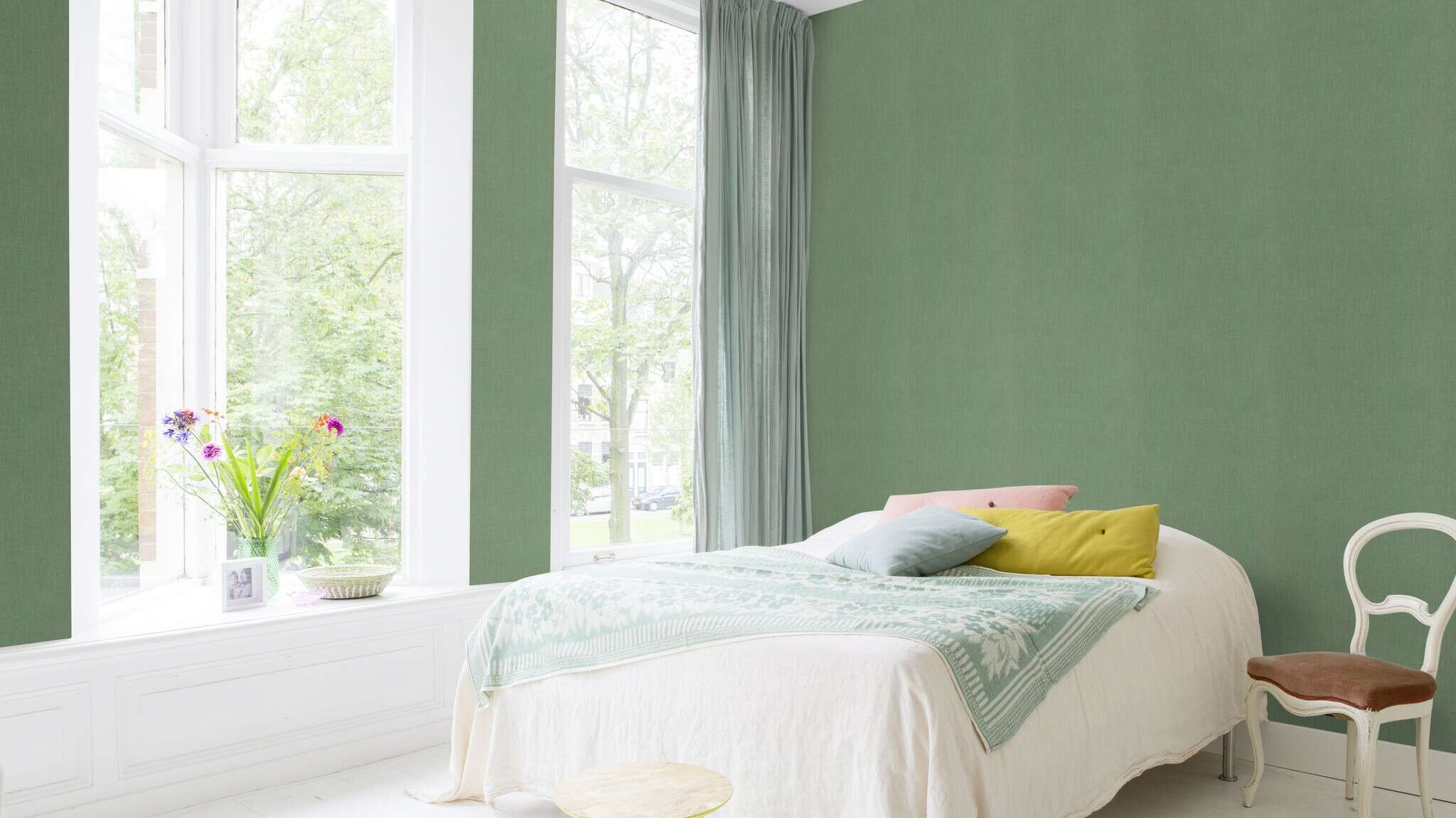 10-633191 Raumsituationen 1 Room with Single-colour wallpaper with a grainy textile texture