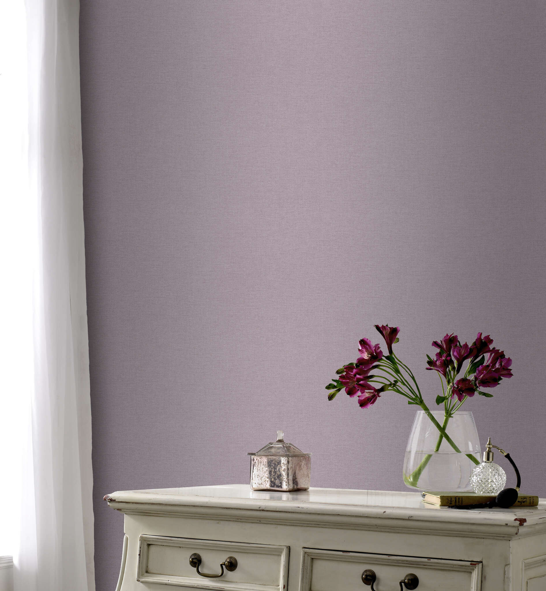 10-448535 Raumsituationen 2 Room with Elegant non-woven wallpaper in mauve with a fine, textile surface
