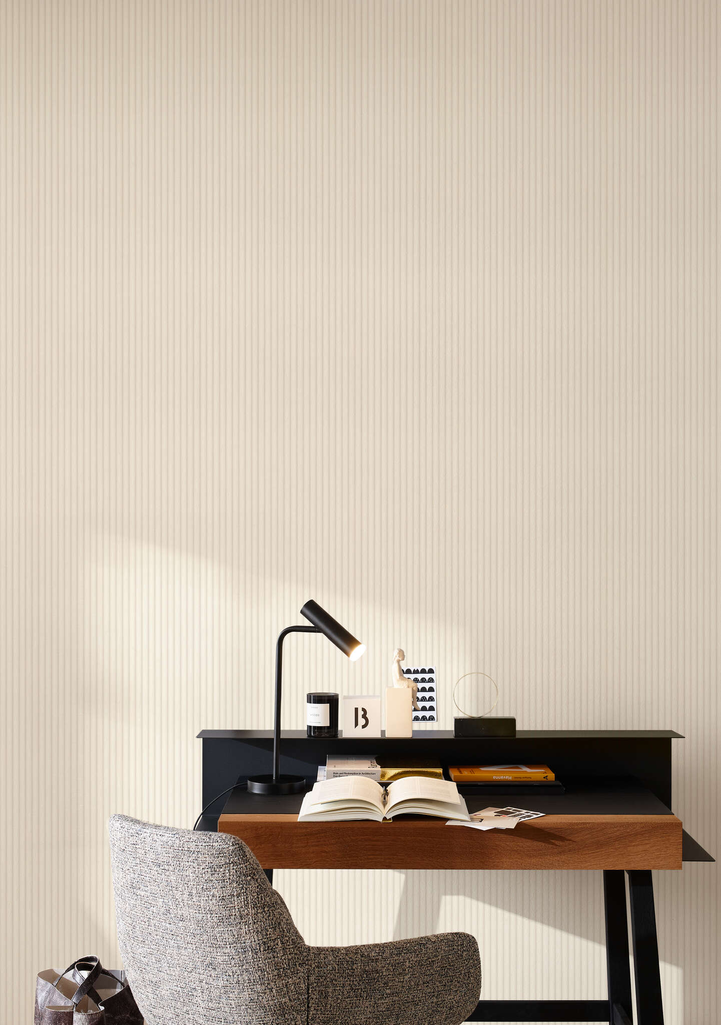 10-600803 Raumbilder 1 Room with Wallpaper with wood panels and a fine vertical texture