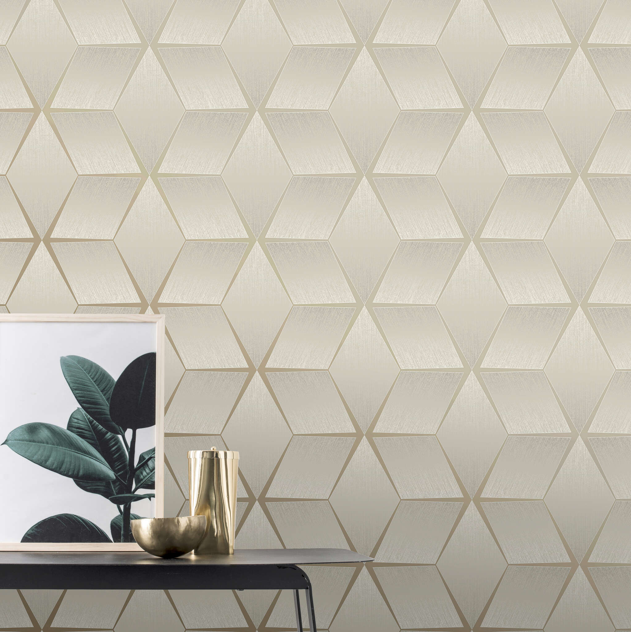 10-310603 Raumsituationen 2 Une chambre avec Papier peint géométrique avec un motif diamant en relief dans des tons beiges chauds et légèrement brillants