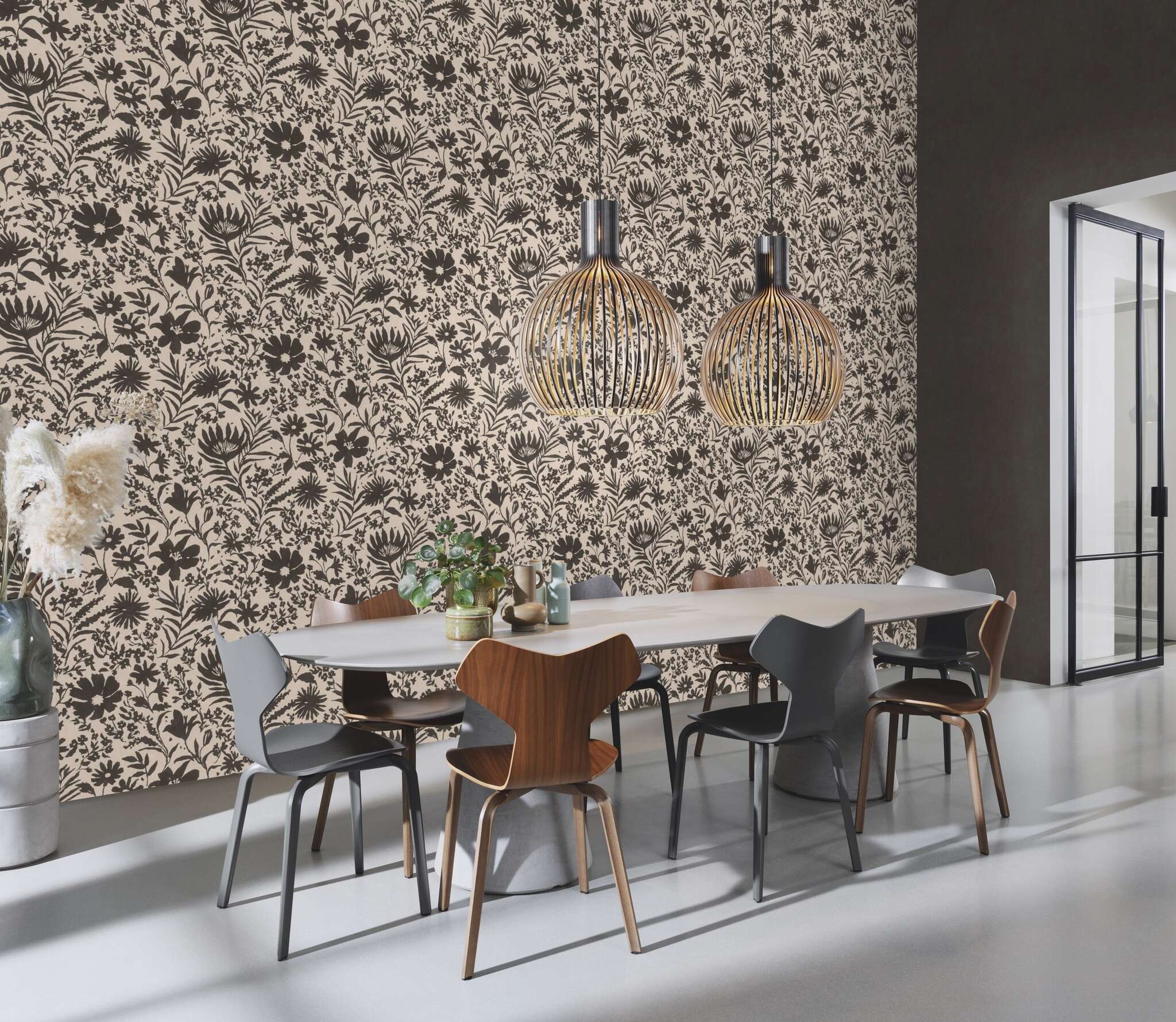 10-330434 Raumsituationen 1 Room with Floral non-woven wallpaper with black print on a beige background – graphic, contrasting and modern.