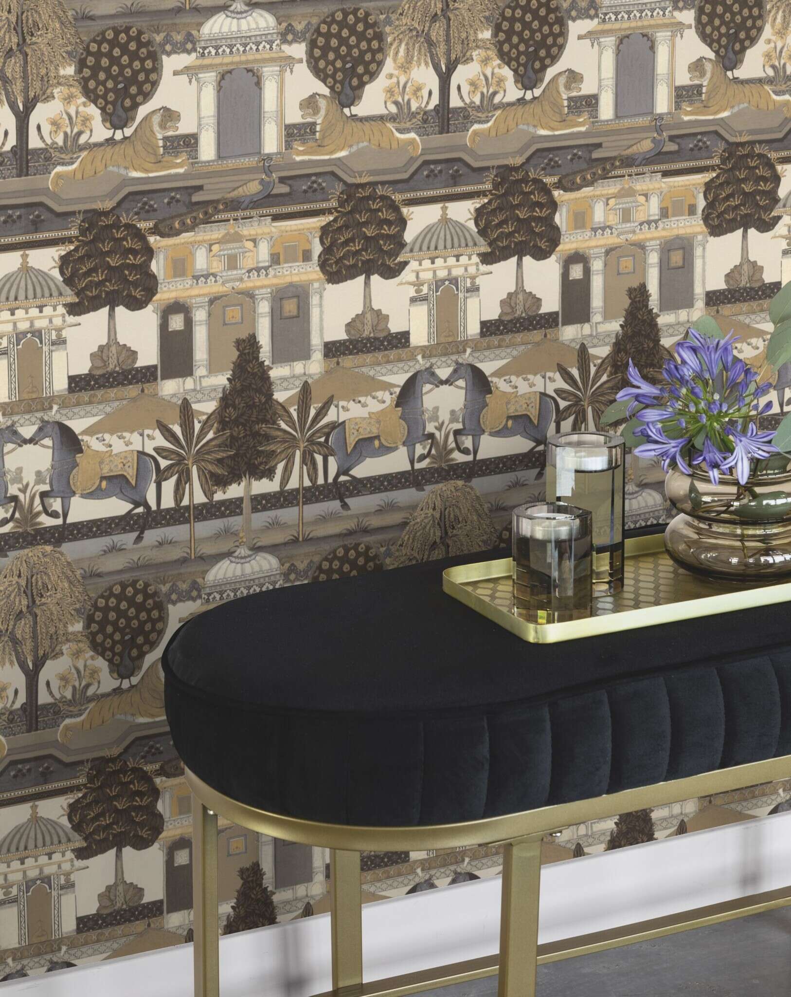 10-746228 Raumsituationen 2 Room with Oriental wallpaper with animals in a symmetrical arrangement