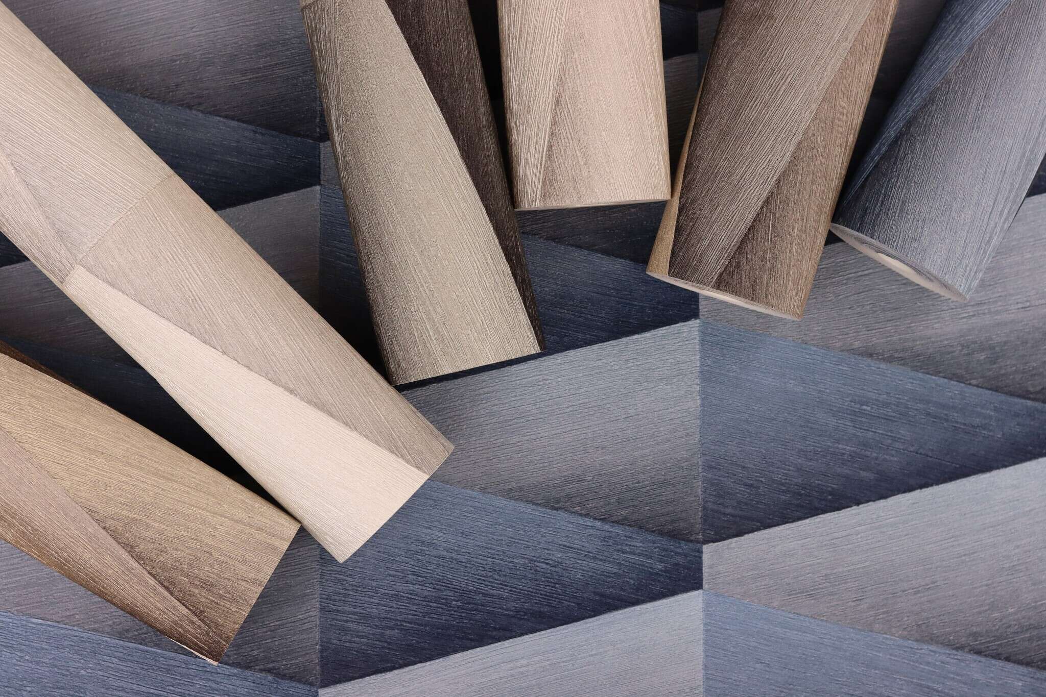 10-554618 Detailaufnahmen 3 Detailed image of Graphic wallpaper with three-dimensional shapes and a grooved texture