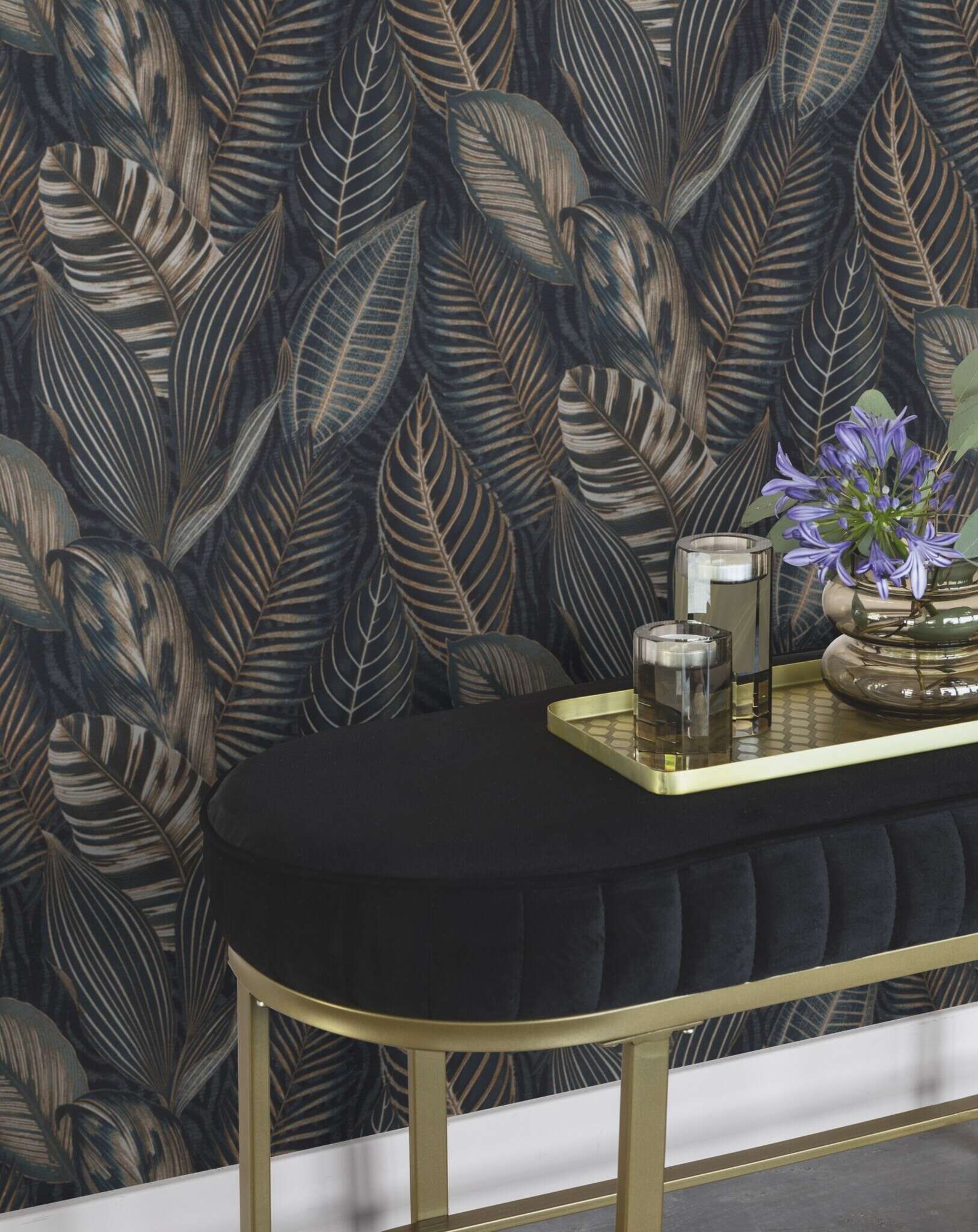 10-751840 Raumsituationen 1 Une chambre avec Une grande variété de feuilles surdimensionnées dans des tons bleus avec des reflets dorés brillants