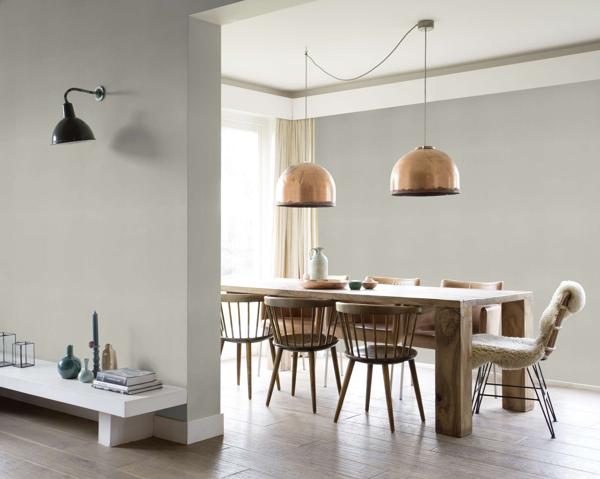 Raum mit Einfarbige Tapete mit Fadenstruktur