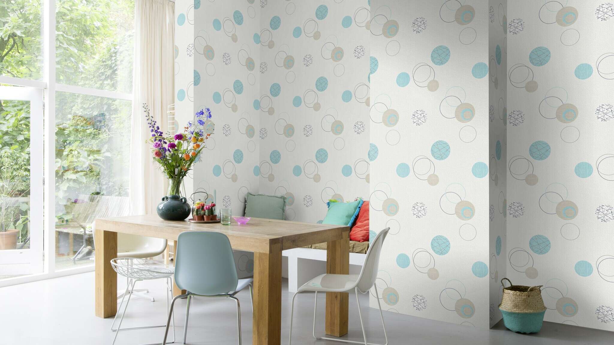 10-475913 Raumsituationen 3 Une chambre avec Motif ludique et moderne avec des cercles bleu clair, beige et gris sur fond blanc