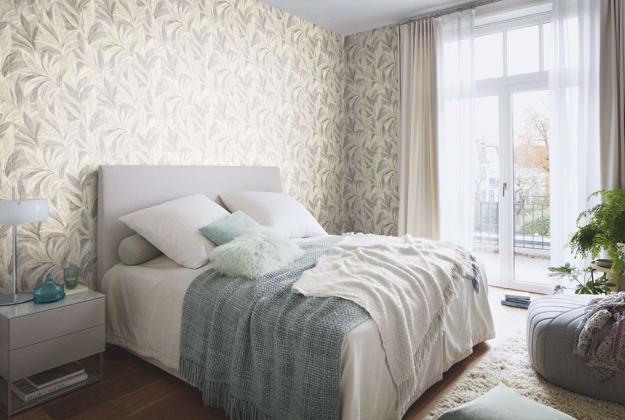 10-547481 Raumbilder 1 Room with Wallpaper with stylised leaves and a fabric look