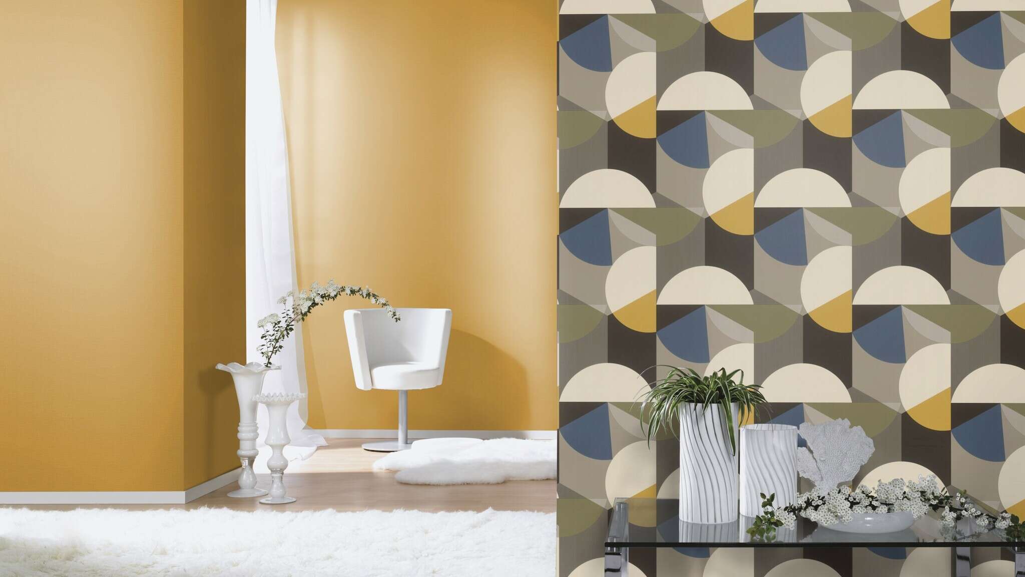 10-452075 Raumsituationen 5 Room with Striking non-woven wallpaper in rich mustard yellow with a light texture – brings warmth and colour to the room.