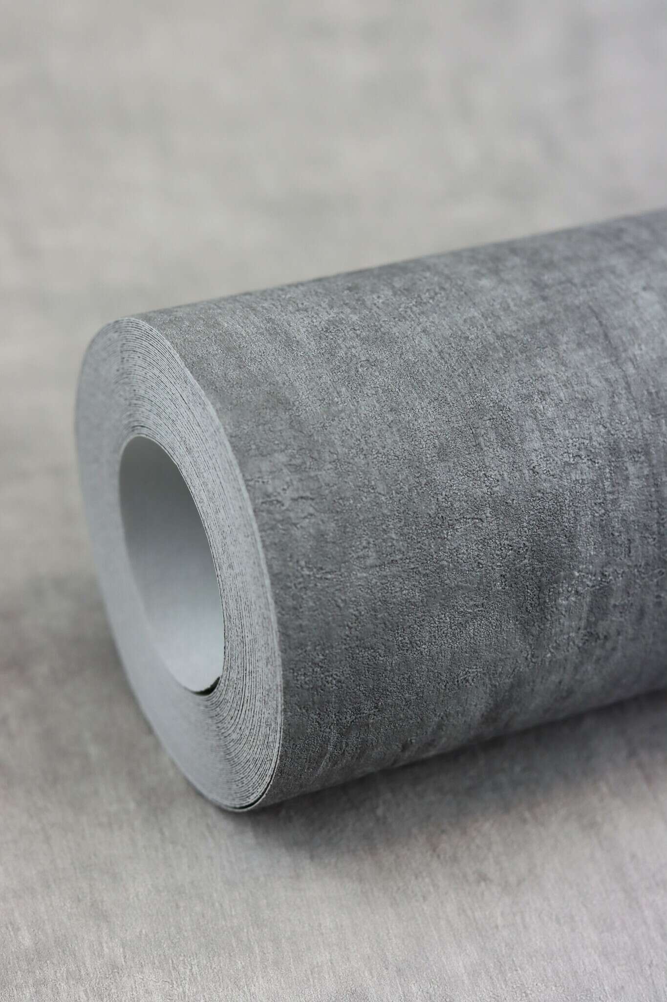 10-429237 Detailaufnahmen 22 Detailed image of Non-woven wallpaper with a textured surface in light grey.