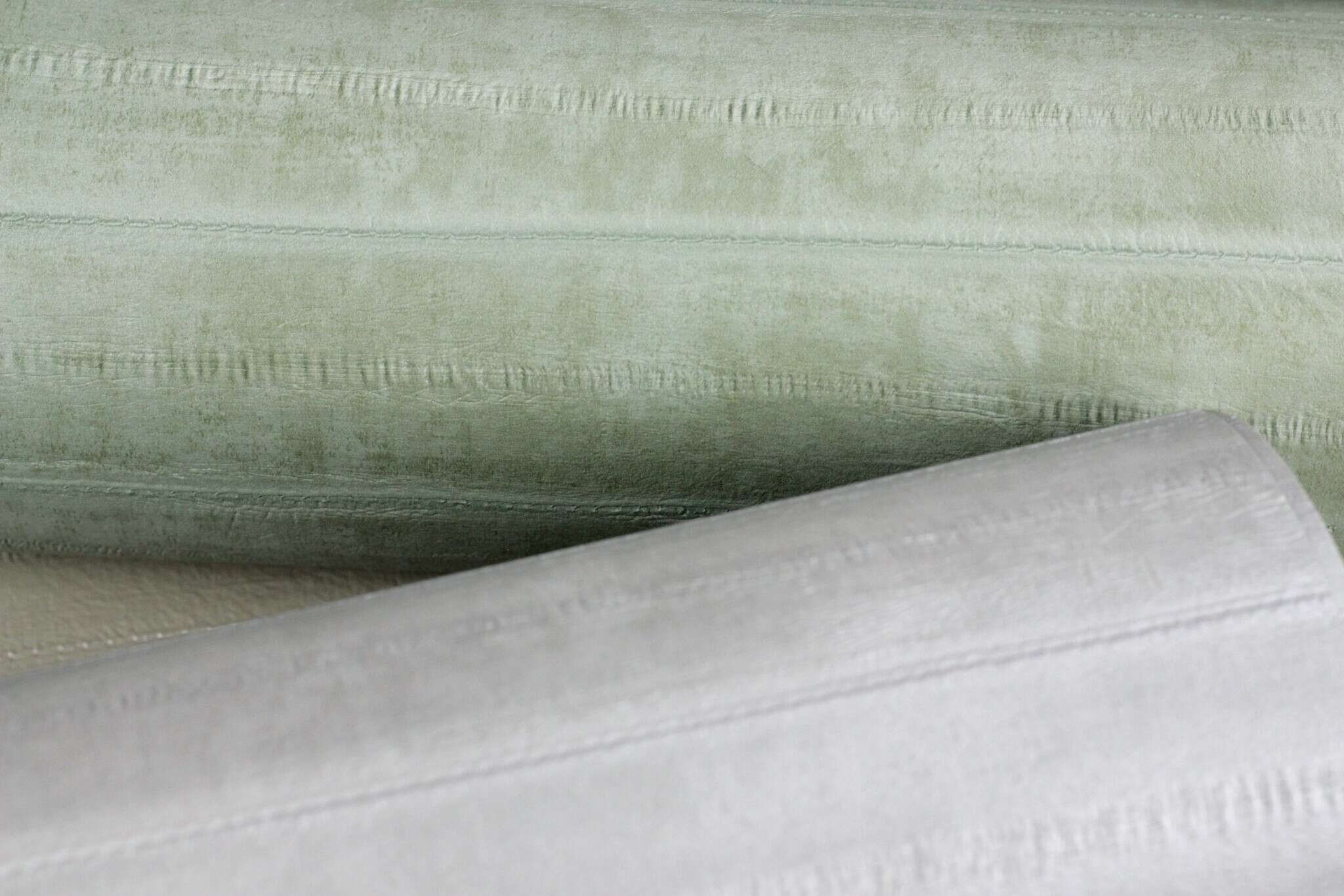 10-418484 Detailaufnahmen 7 Leather-look non-woven wallpaper in light green 418484