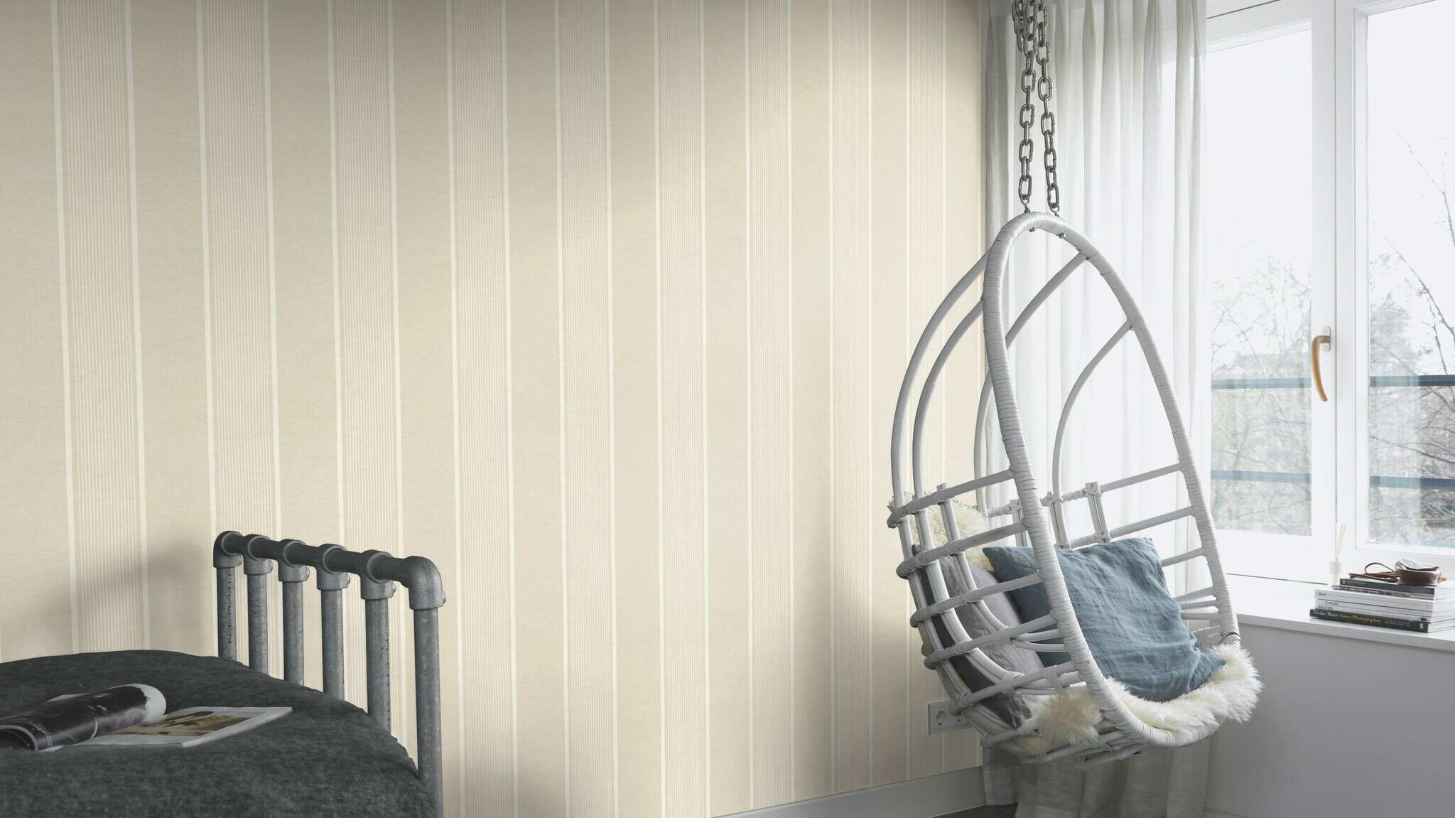 10-463910 Raumsituationen 2 Room with Subtle striped wallpaper with alternating wide and narrow lines in natural beige tones – classic, elegant and versatile.