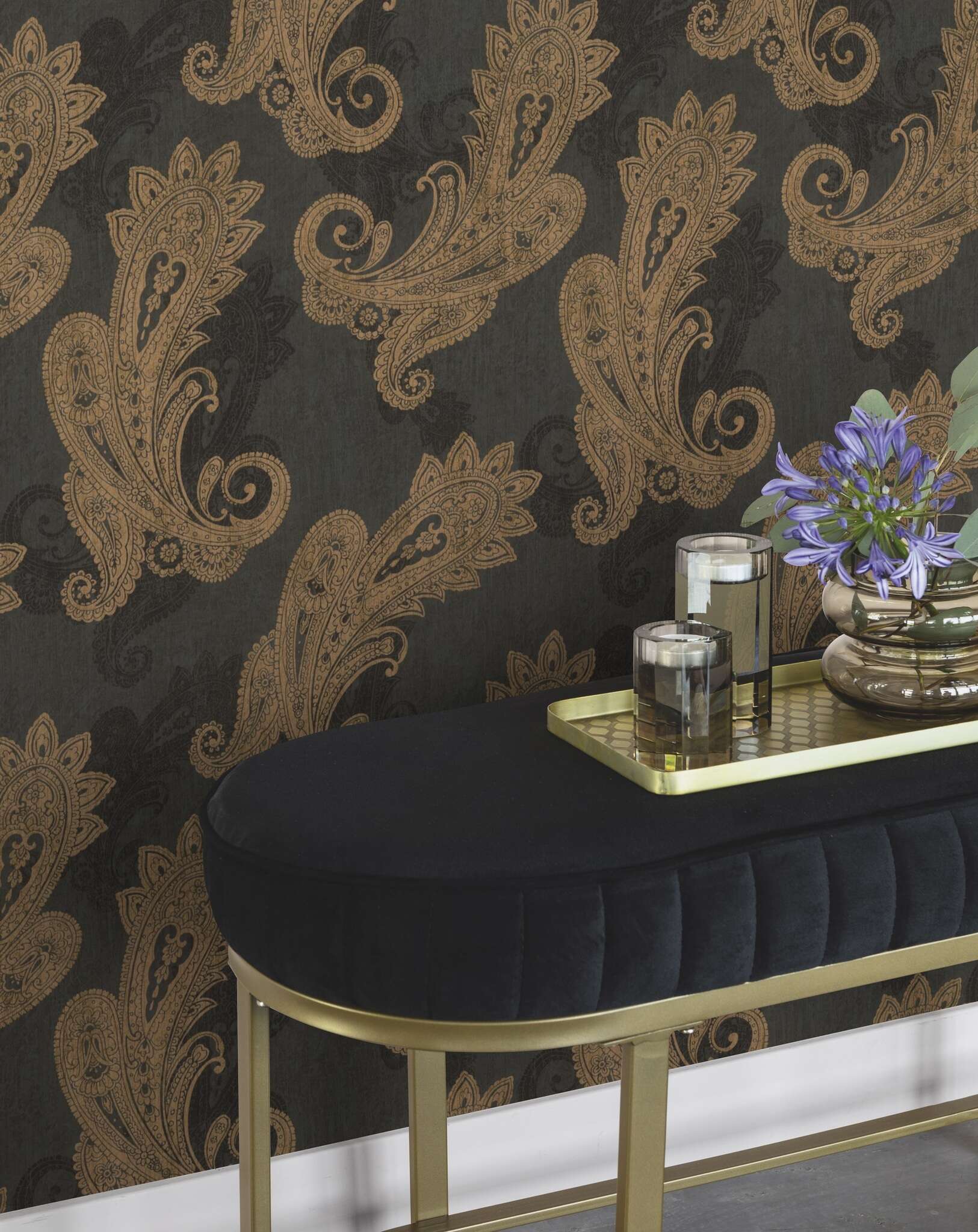 10-746464 Raumsituationen 3 Room with Oriental wallpaper with paisley-style ornaments