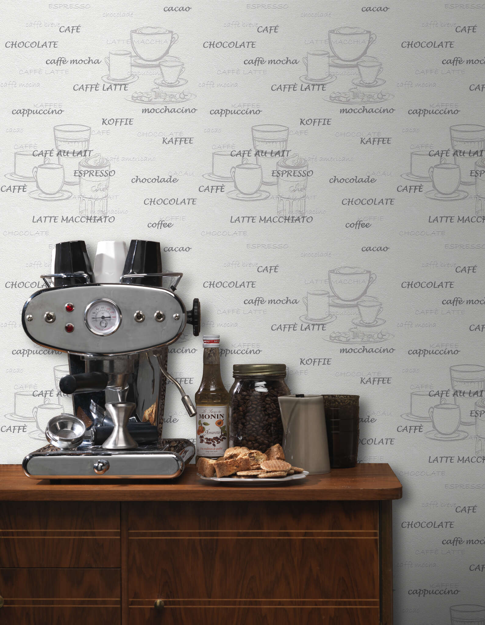 10-770421 Raumsituationen 1 Room with Wallpaper with sketched coffee cups and café lettering