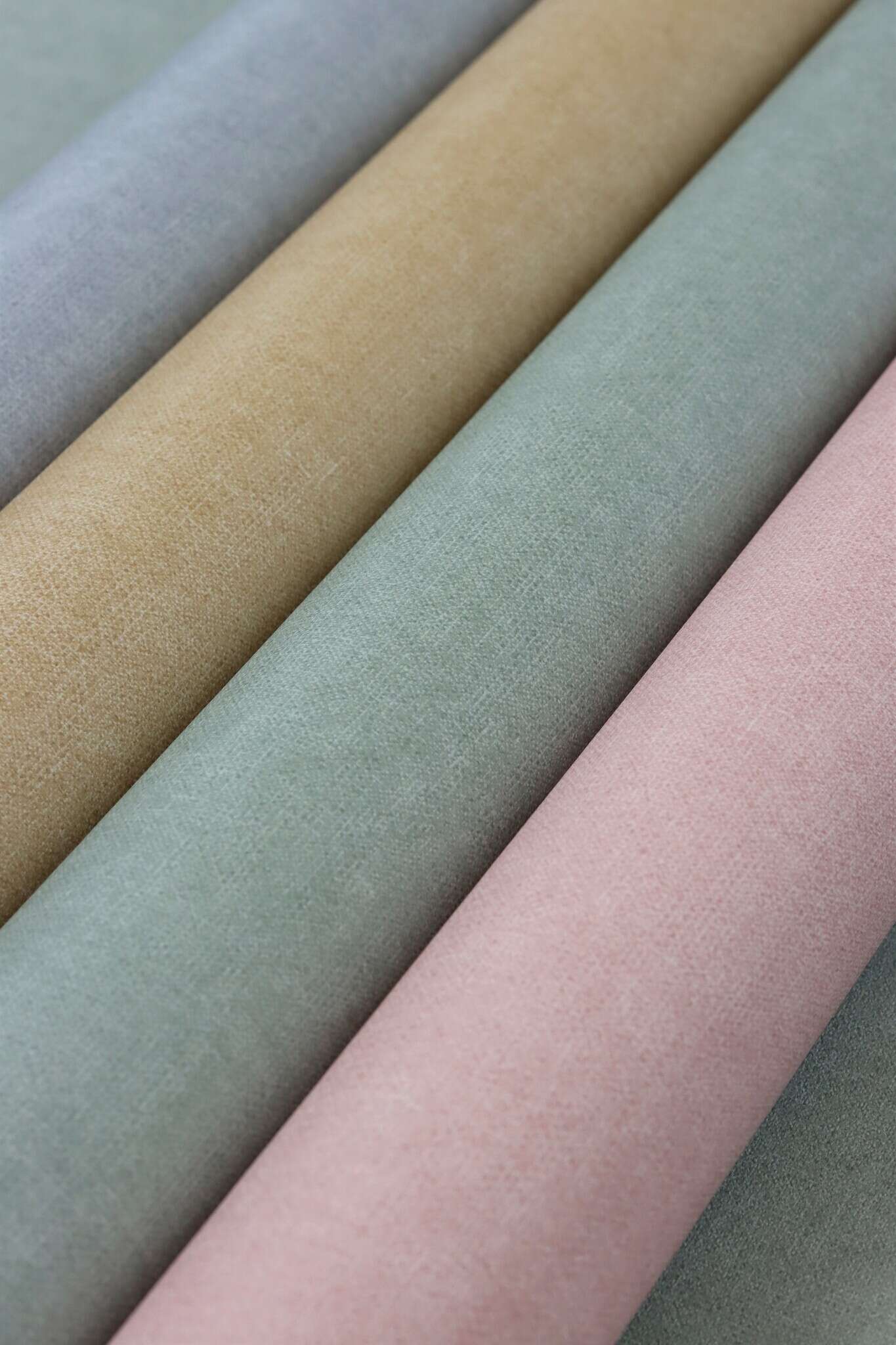 10-252835 Detailaufnahmen 19 Detailed image of Greenish matt wallpaper with a smooth texture for a calming room effect
