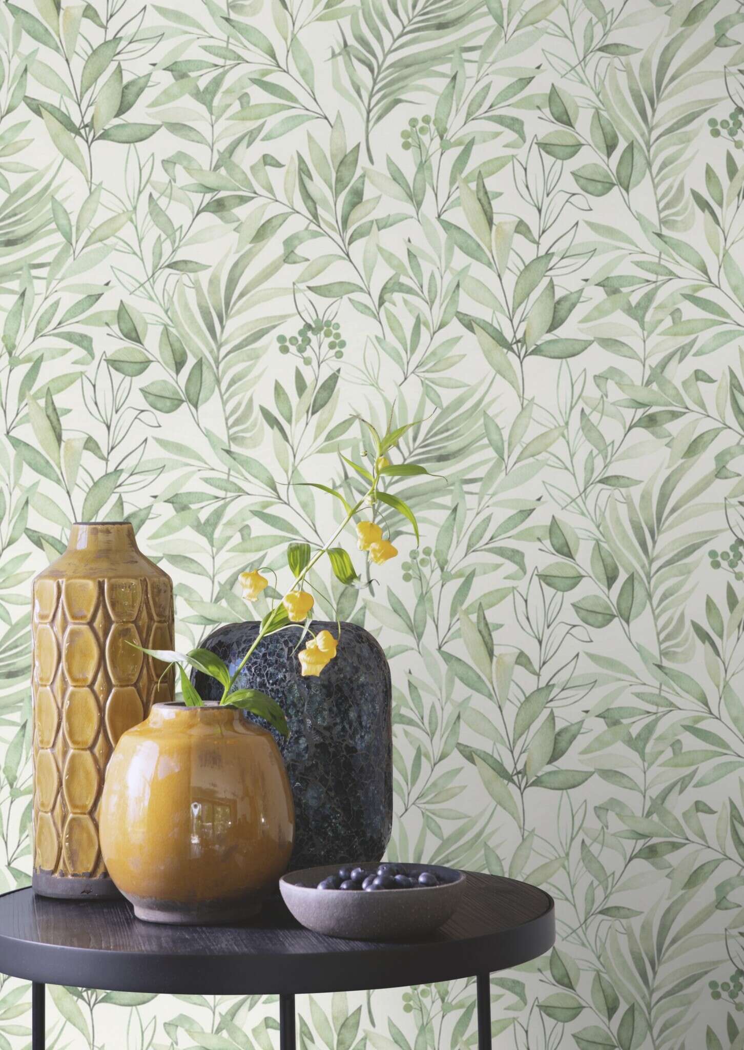 10-286052 Raumsituationen 1 Raum mit Botanische Tapete mit verschiedenen Blattarten in Aquarelloptik auf weißem Hintergrund