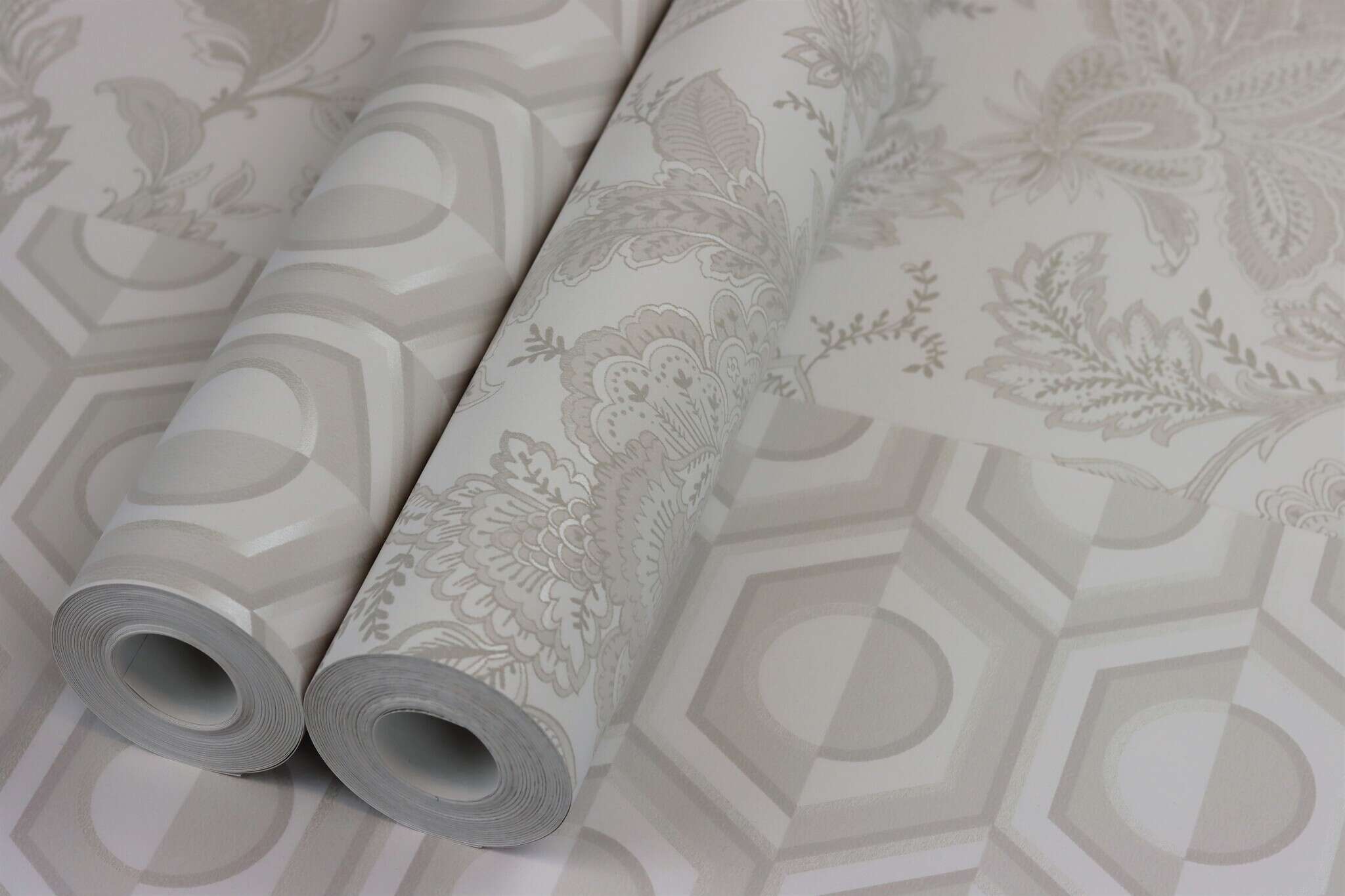 10-710120 Detailaufnahmen 22 Non-woven wallpaper with graphic pattern in light gray, Sophia 710120