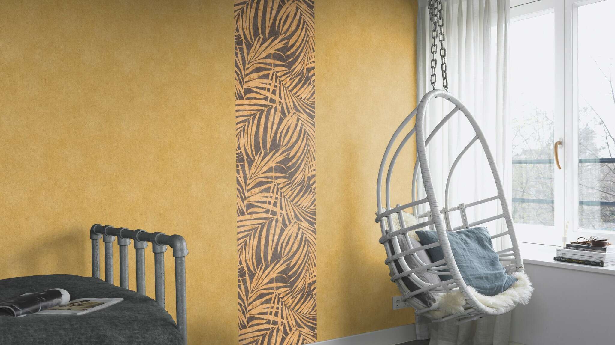 10-617450 Raumsituationen 1 Palm leaves non-woven wallpaper in black slate Selection 617450