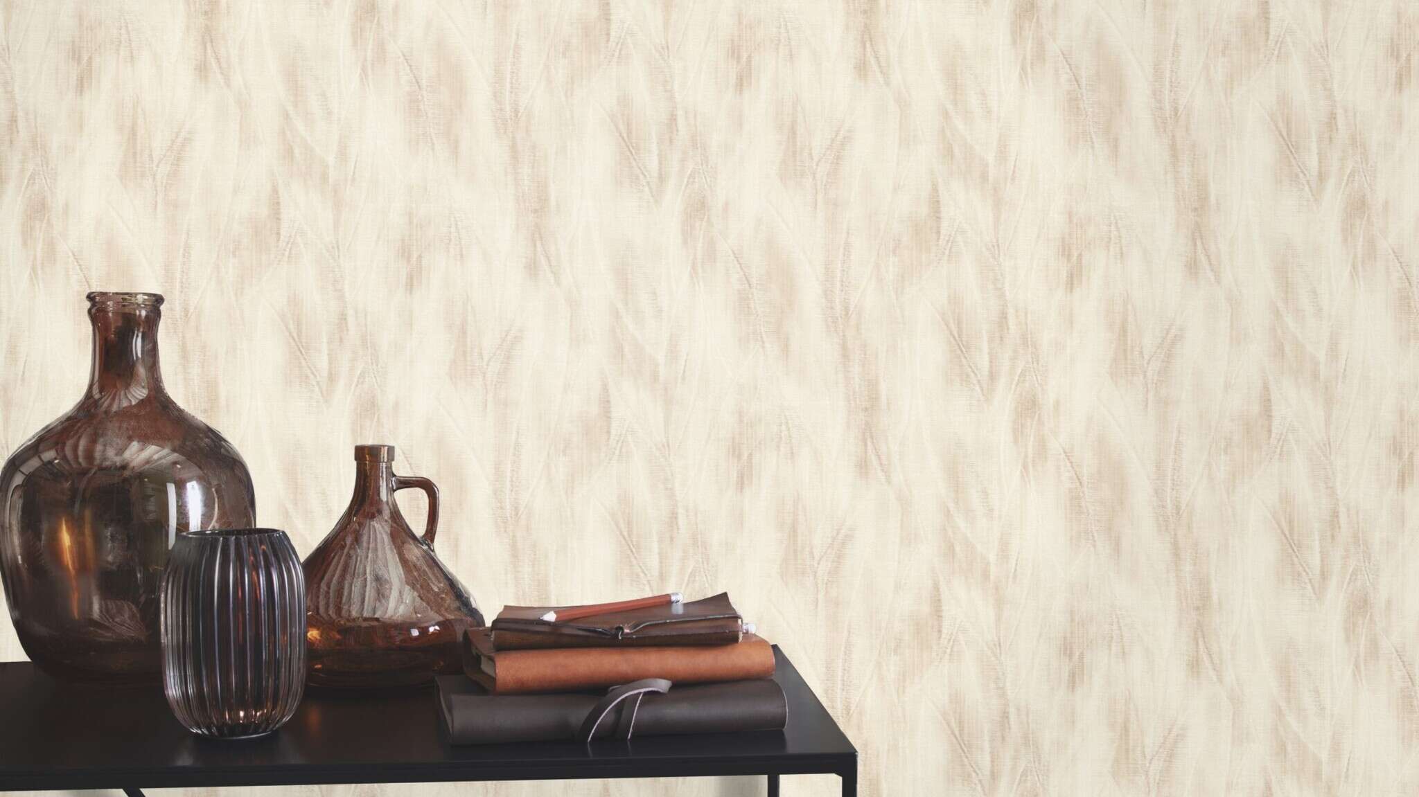 10-486247 Raumsituationen 1 Une chambre avec Papier peint avec des feuilles ombragées et une texture textile