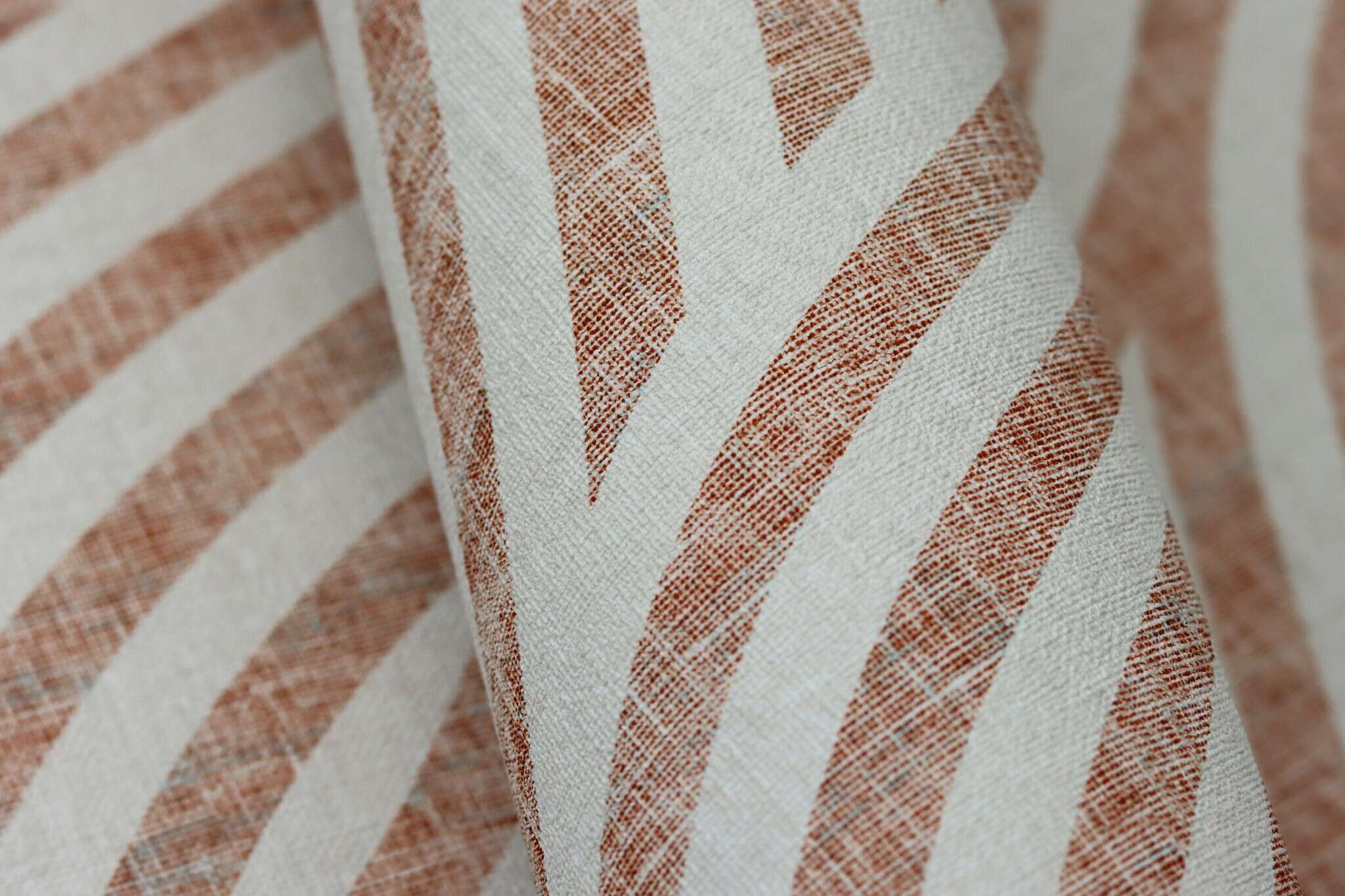 10-704549 Detailaufnahmen 11 Non-woven wallpaper in light red-terra Selection 704549