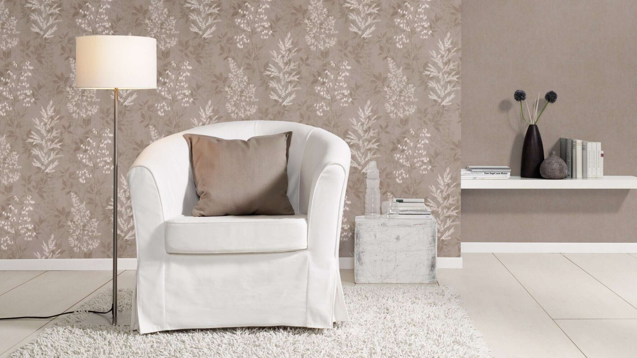 10-285017 Raumsituationen 2 Room with Classic wallpaper with shiny flowers and leaves on a medium brown background