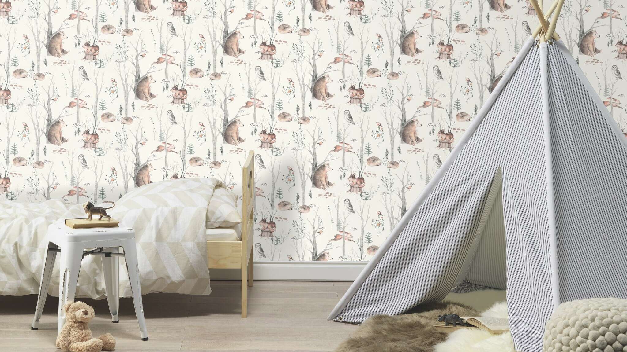 10-300048 Raumsituationen 1 Room with Playful children's wallpaper with drawn animals such as bears, rabbits and owls in natural colours on a light background