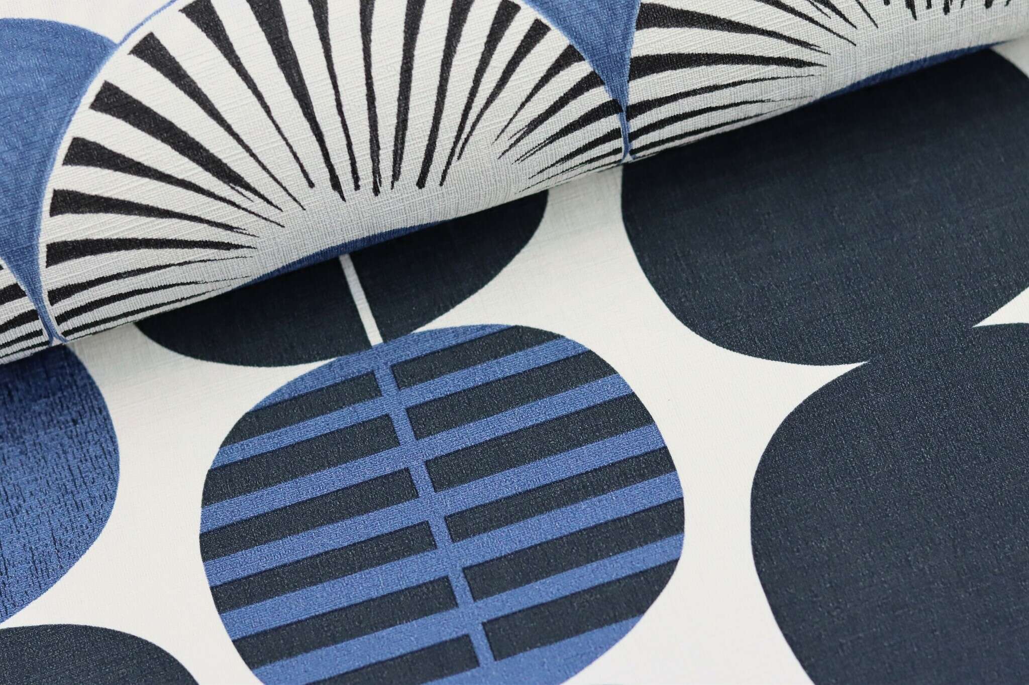 10-539745 Detailaufnahmen 11 Circles non-woven wallpaper in blue-dark blue Selection 539745