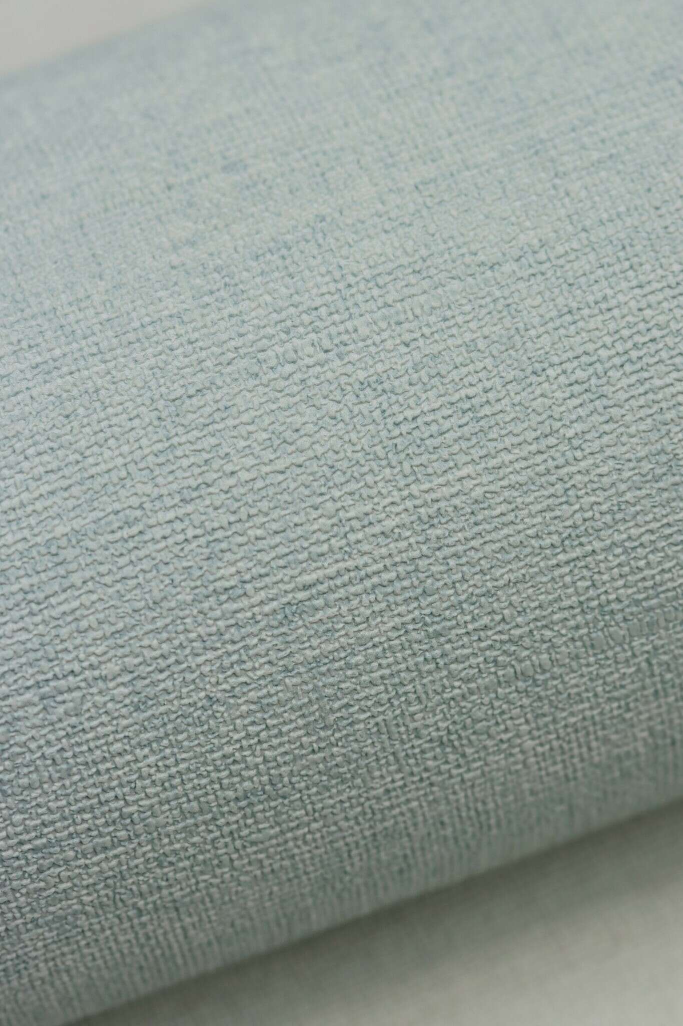 10-448603 Detailaufnahmen 2 Detailed image of Wallpaper in aquamarine with a fine texture, ideal for simple and elegant wall designs.