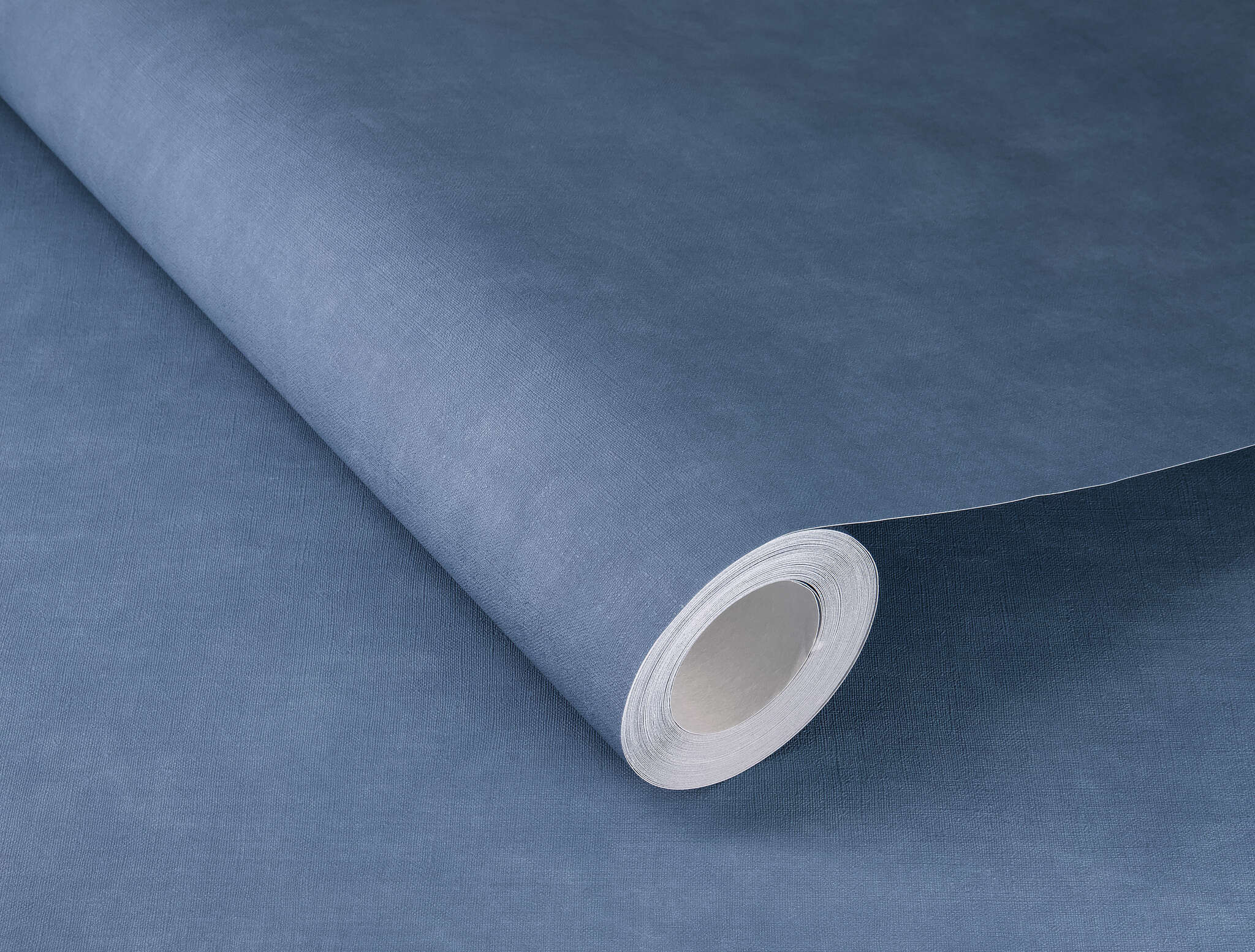 10-330090 Detailaufnahmen 1 Detailed image of Strong wallpaper in rich denim blue with a fine textile texture – expressive and cosy.