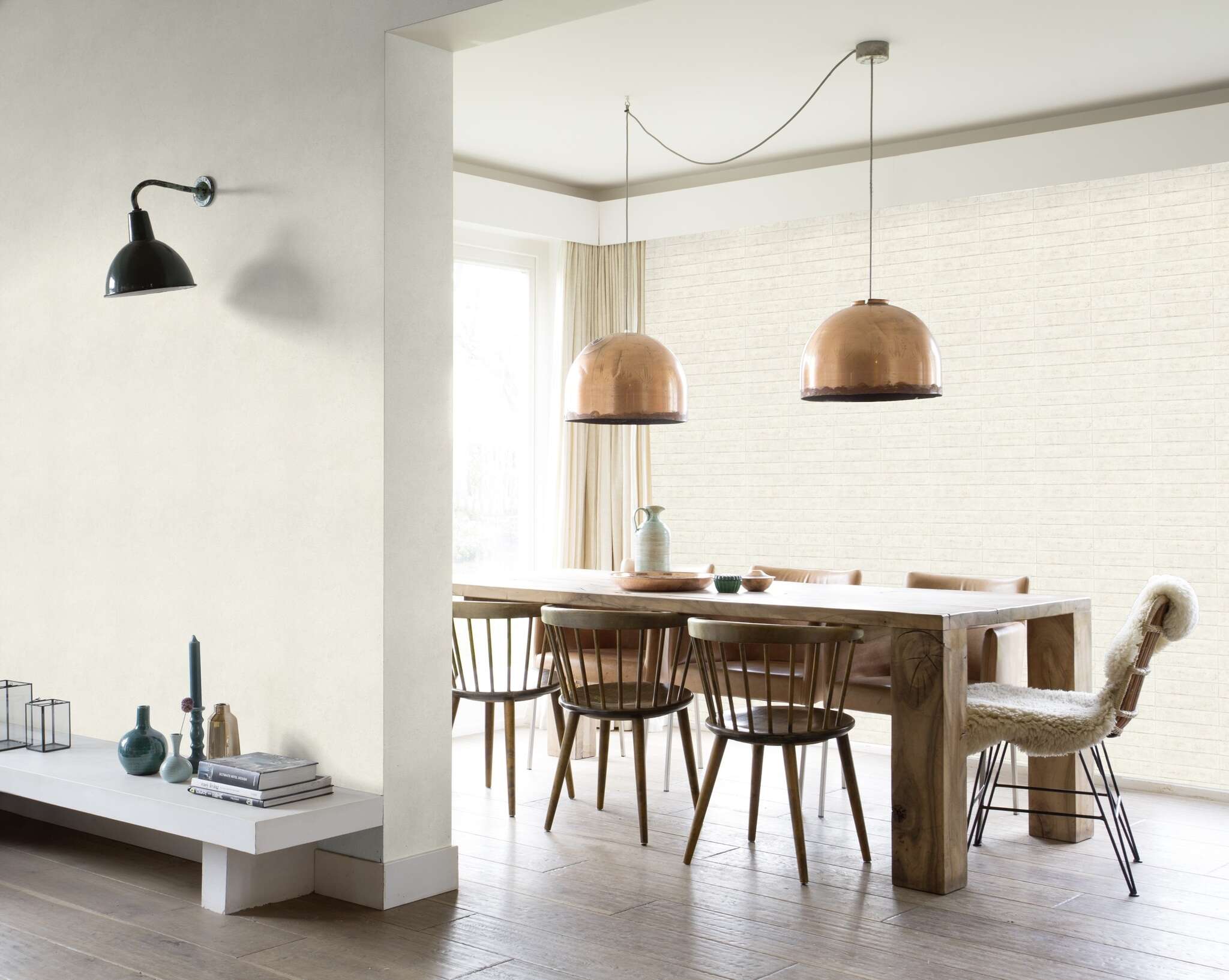 10-315127 Raumsituationen 7 Room with White wallpaper with a light patina look, inspired by oxidised metal surfaces – stylish and versatile.