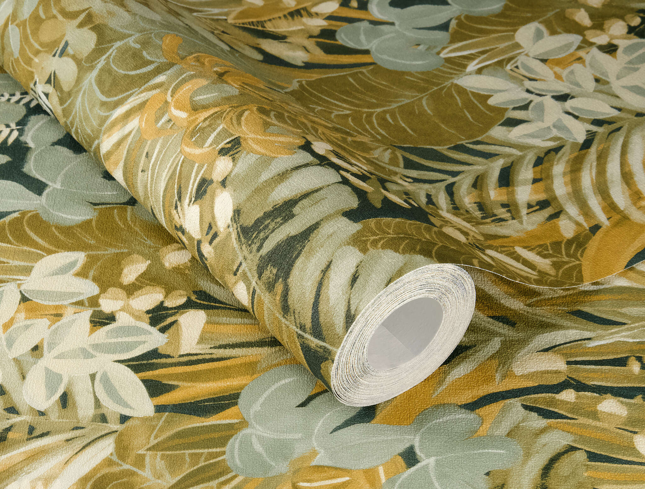 10-600643 Detailaufnahmen 1 Detailed image of Tropical wallpaper with hand-painted leaves