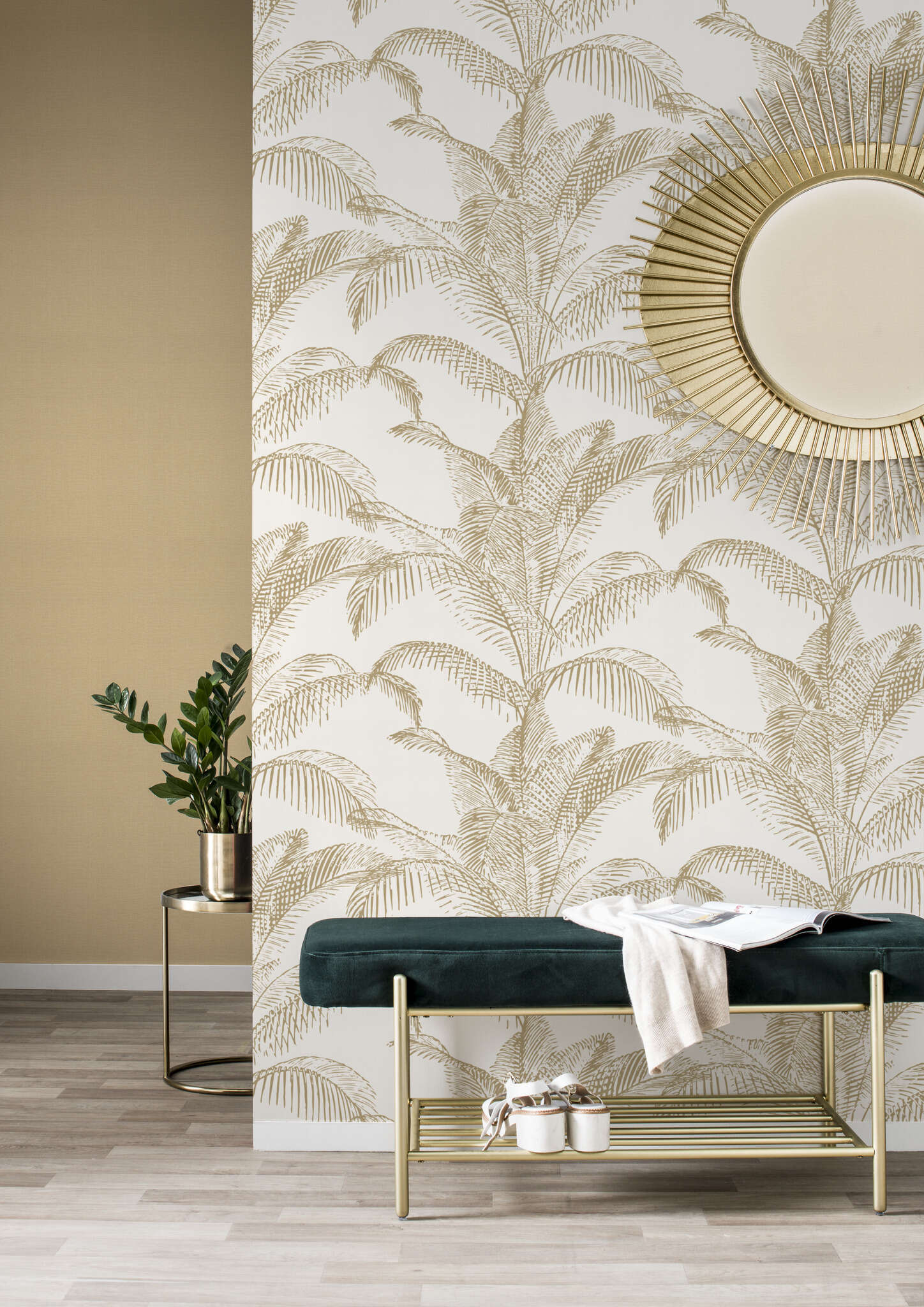 10-406818 Raumsituationen 1 Room with Tropical-inspired wallpaper with delicate golden palm trees on a cream background for a natural ambience