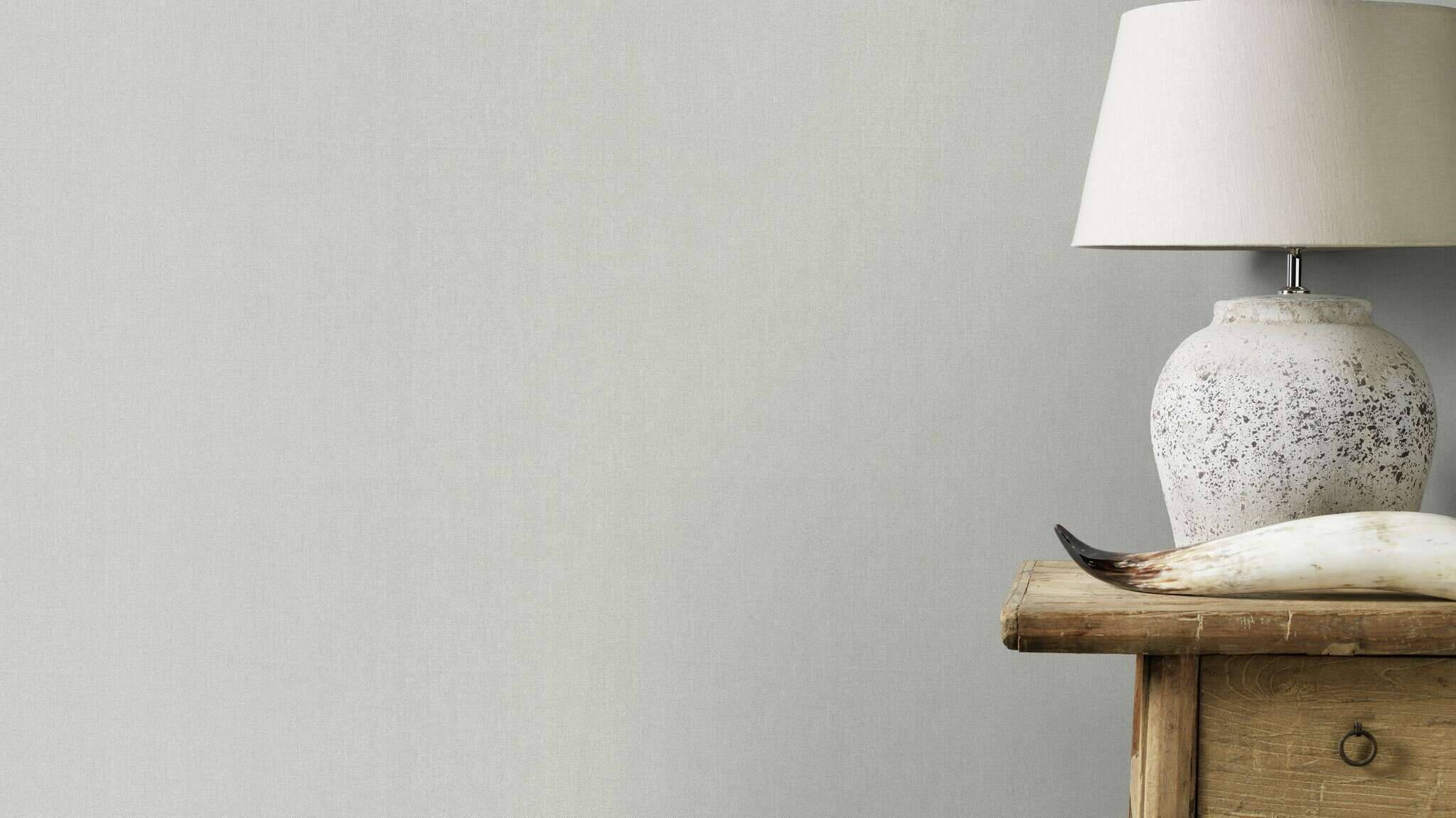10-633757 Raumsituationen 1 Room with Single-colour wallpaper with a grainy textile texture