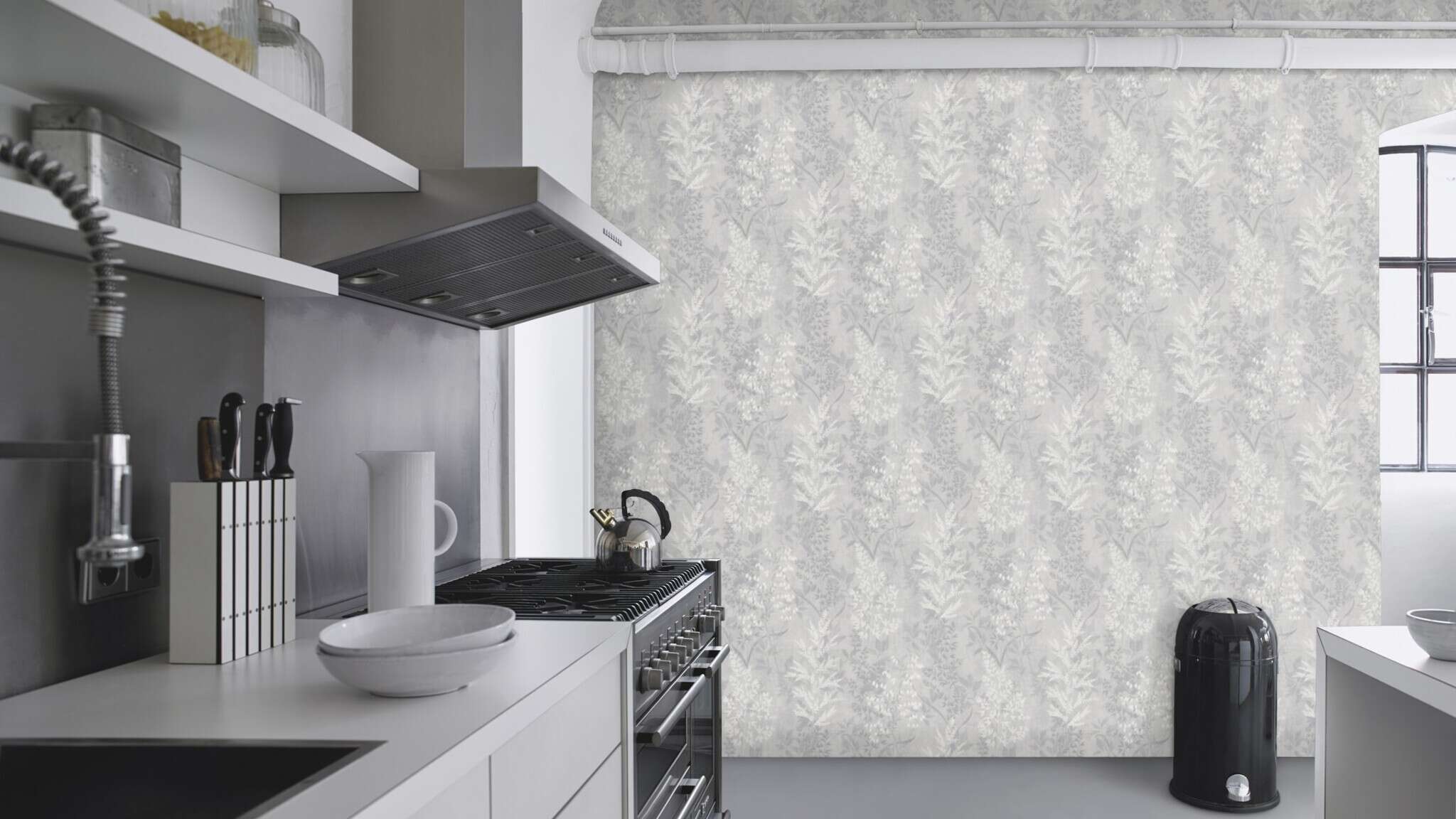 10-285024 Raumsituationen 3 Room with Wallpaper with an elegant glossy pattern of leaves and flowers on a grey background