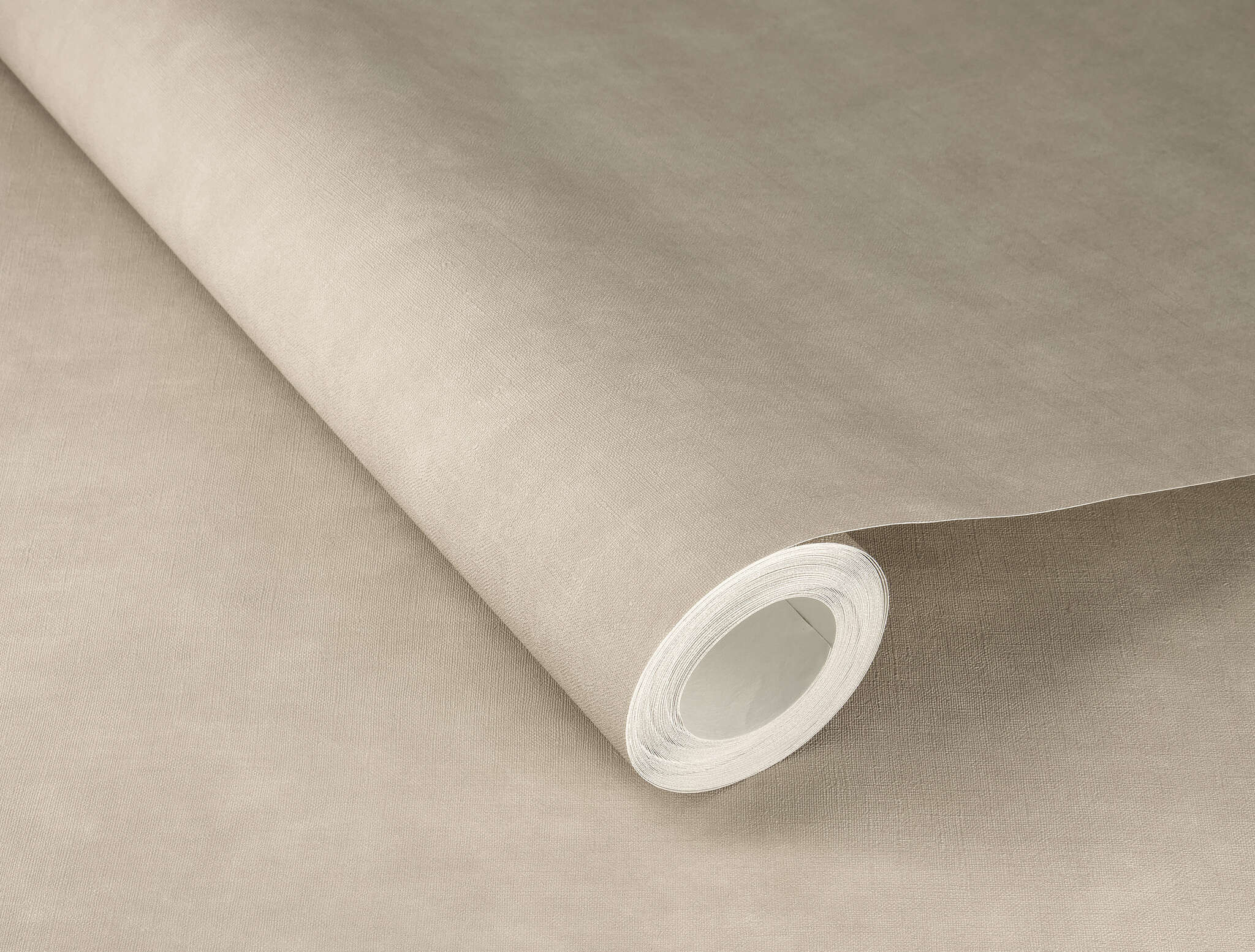 10-330038 Detailaufnahmen 1 Detailed image of Wallpaper in medium taupe with a fine fabric look – timelessly elegant and understated.