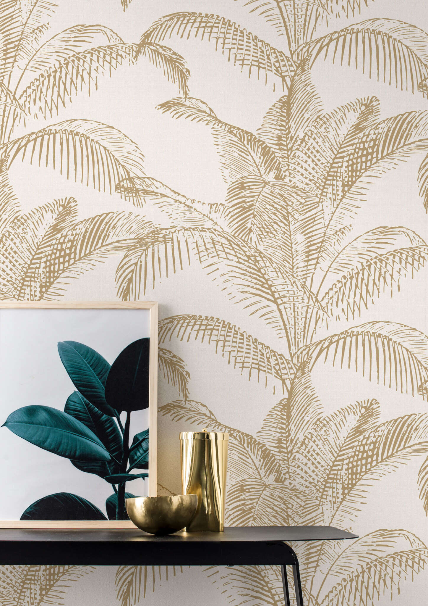 Raum mit Tropisch inspirierte Tapete mit zarten goldenen Palmen auf cremefarbenem Hintergrund